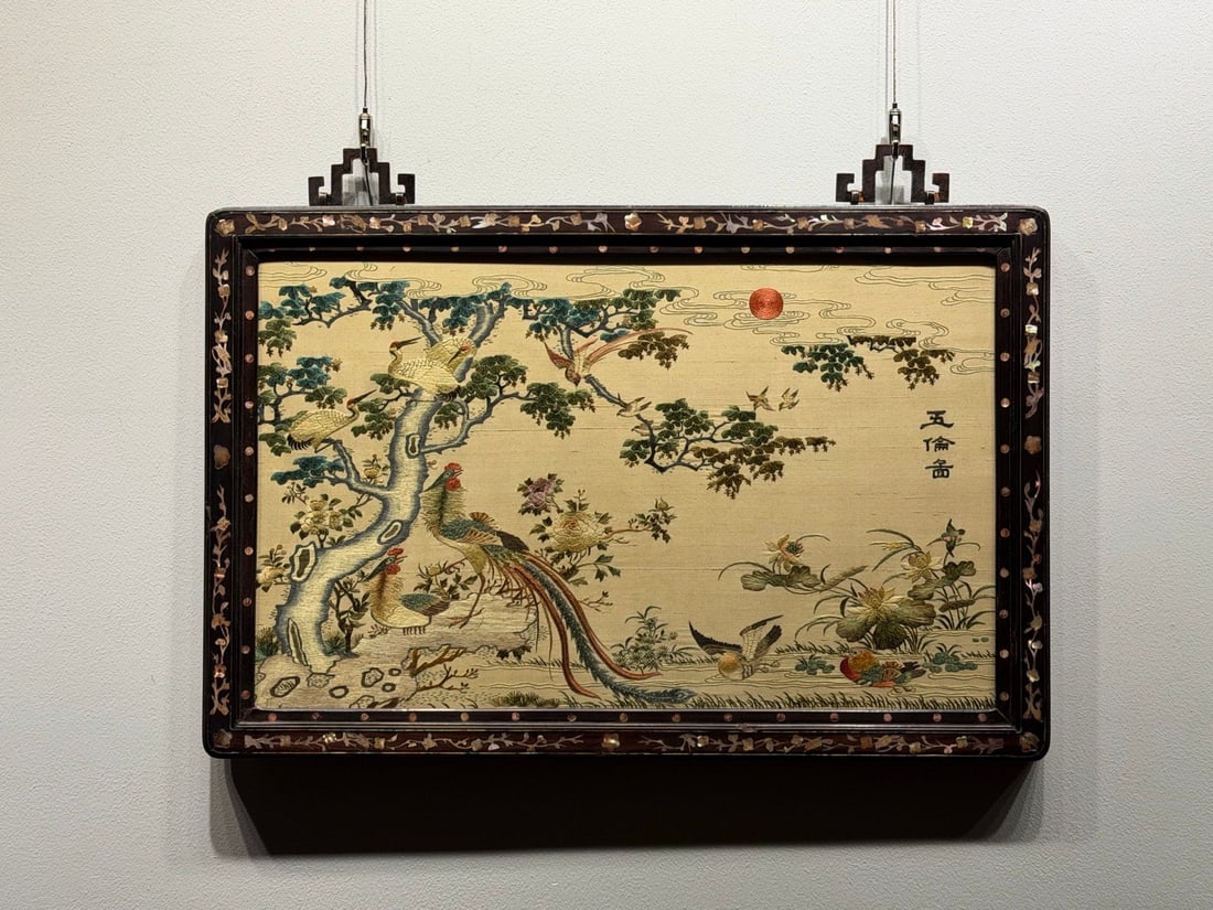 Redwood Mother-of-Pearl Inlaid Fine Cantonese Embroidery Five Relationships Pattern: Redwood Mother-of-Pearl Inlaid Cantonese Embroidery Five Ethical Relations Hanging Screen: Redwood frame inlaid with mother-of-pearl, embedded with fine Cantonese embroidery. Meticulous stitchwork