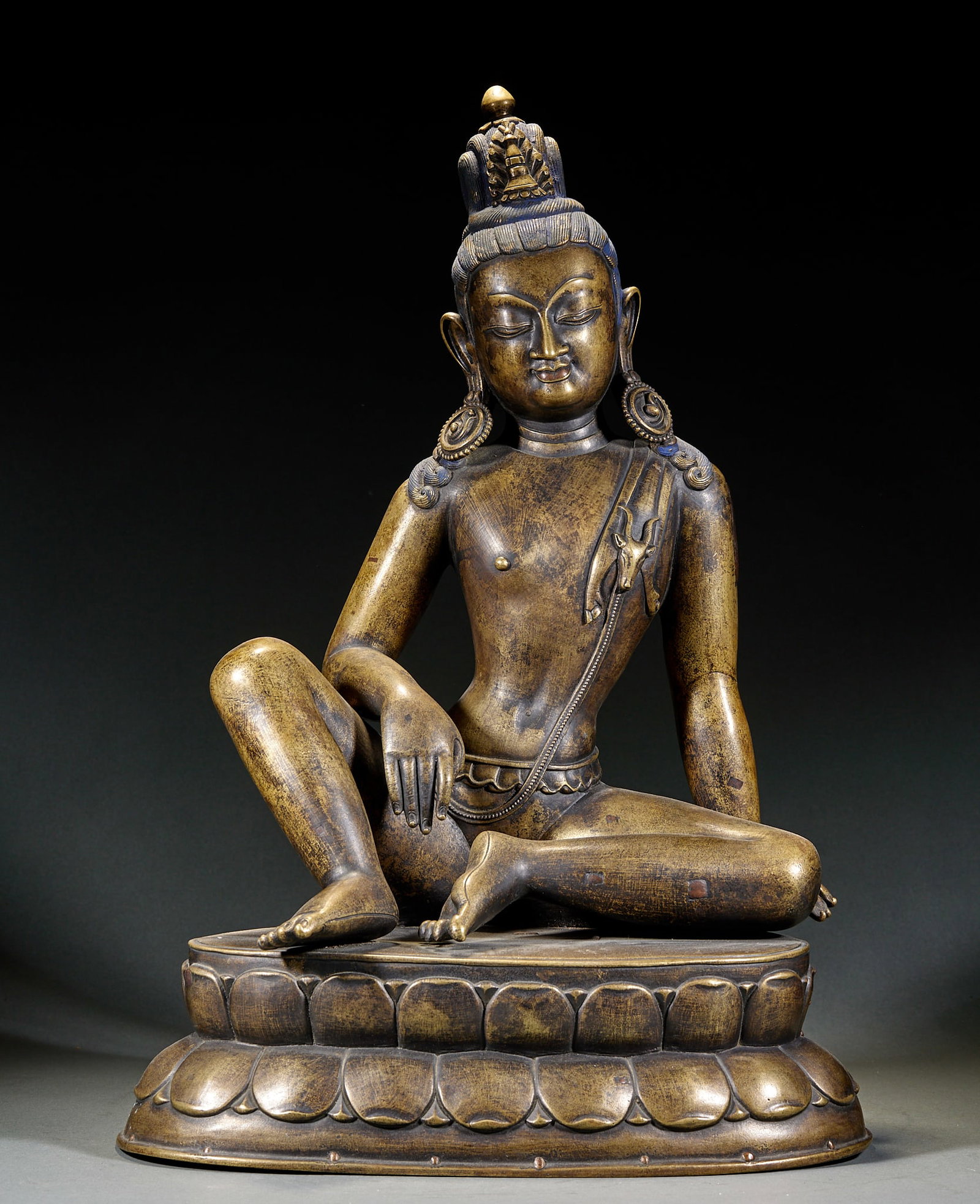 Alloy Copper Relaxed Guanyin: Alloy Copper Relaxed Guanyin Statue: Alloy copper cast with unrestrained relaxed posture, merciful facial features and primitive simple craft. Height 51cm, length 34cm, width 21cm. A folk Buddhist