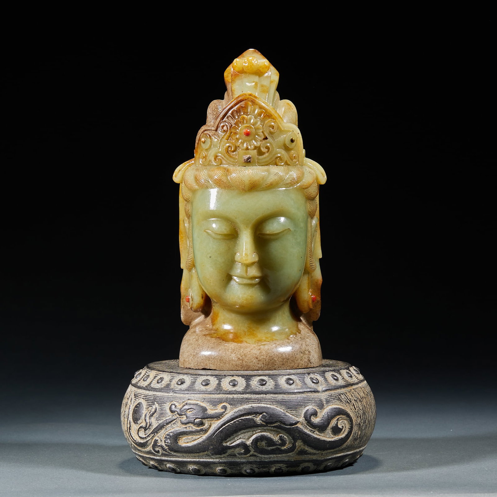Hetian Jade Guanyin Head: Hetian Jade Guanyin Head: Premium dense mild Hetian jade, round carved dignified merciful Guanyin head with smooth natural knife lines. Height 18cm, length 8cm, width 8cm, weight 1605g. Monumental