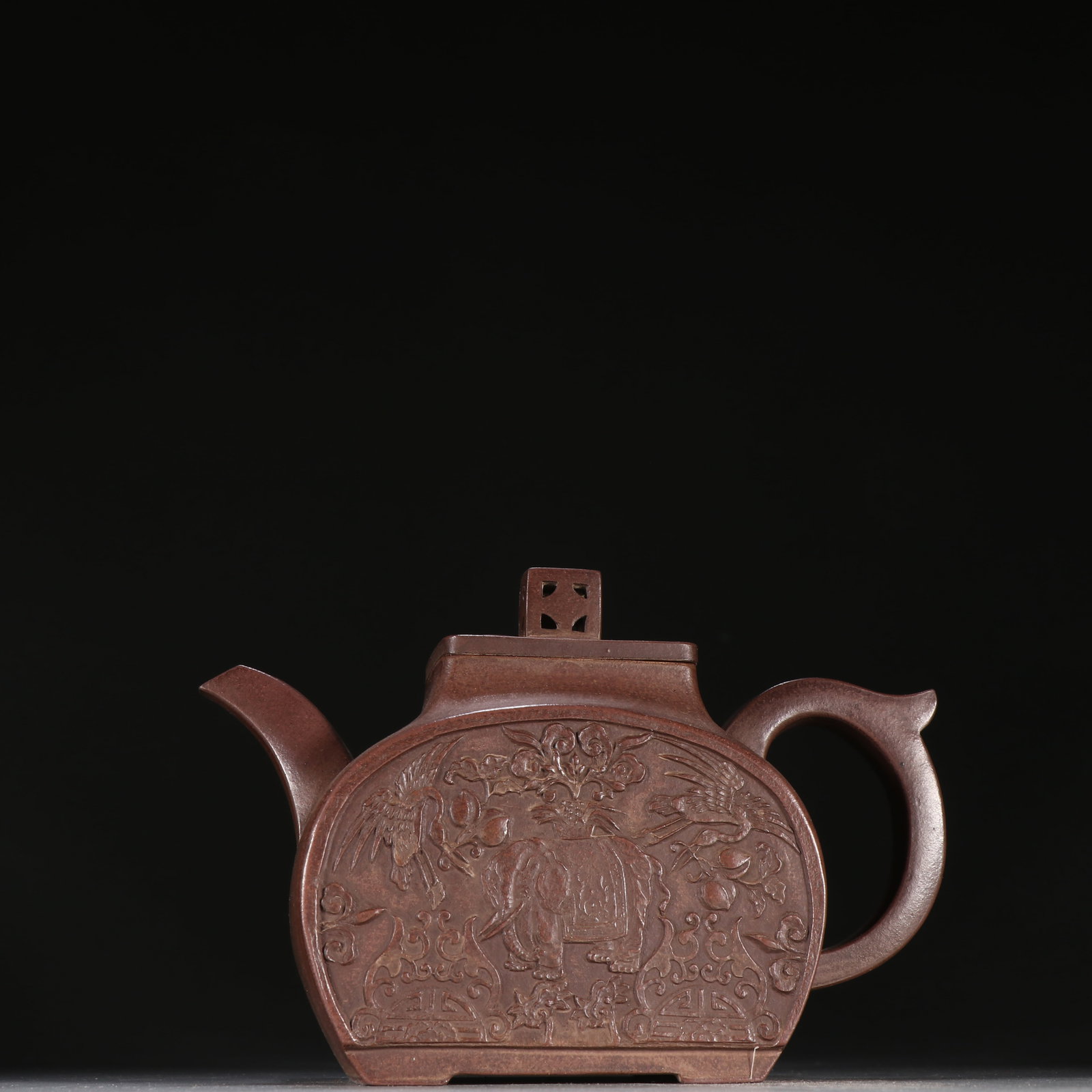 Qing Jixi Qian Hongwen Style Zisha Peace Elephant Teapot: Qing Jingxi Qian Hongwen Zisha Peaceful Elephant Teapot: Refined mild Zisha clay, body carved with peaceful elephant patterns, neat regular form bearing “Made by Qian Hongwen of Jingxi” base