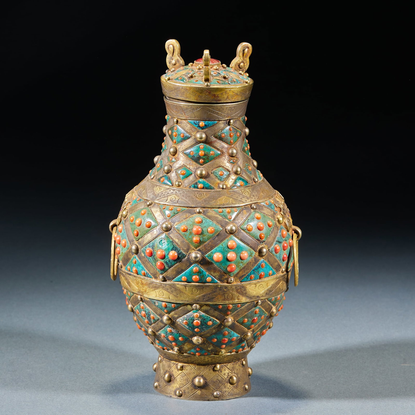 Qing Dynasty Pure Silver Chased Treasure Vase: Qing Pure Silver Chased Vase Pair: Pure genuine silver with fully chased rich decorative patterns and neat regular vessel form, perfectly preserved as a pair. Height 20cm, diameter 11cm, weight 675g. 