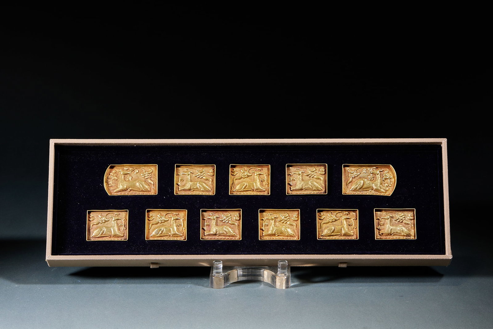 Pure Gold Deer Pattern Belt Plaque Set: Pure Gold Deer Pattern Belt Plaque Set: Crafted of solid pure gold with relief auspicious deer motifs, fine workmanship and thick genuine gold quality, complete preserved set. Single plaque length 6.1