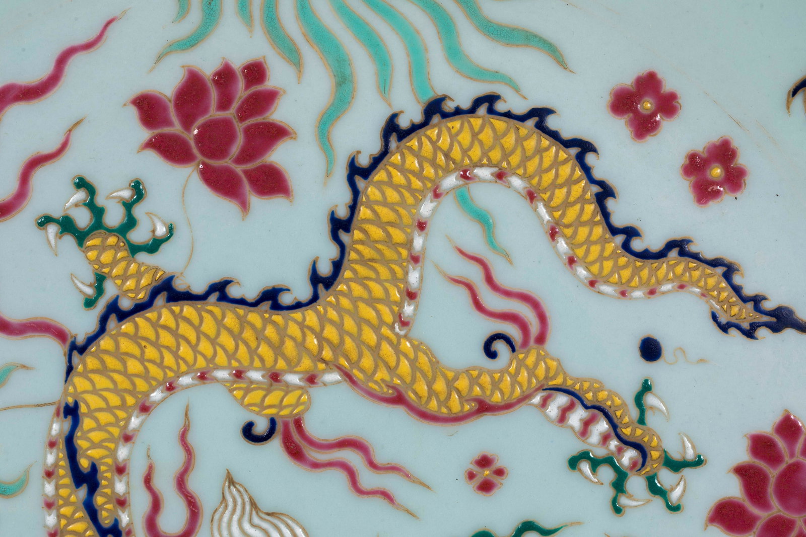 Xuande Mark Multicolored Interlocking Flower Dragon Pattern Decorative Plate - 9