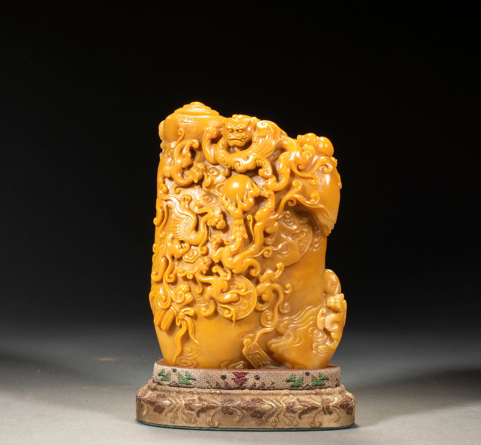 Tongzhi Third Year Tianhuang Stone Auspicious Beast Seal: Tongzhi Third Year Shoushan Stone Auspicious Beast Seal: Mild fine Shoushan stone with vivid lifelike carved auspicious beast knob, neat refined seal carving and inscribed Tongzhi Third Year dating ma