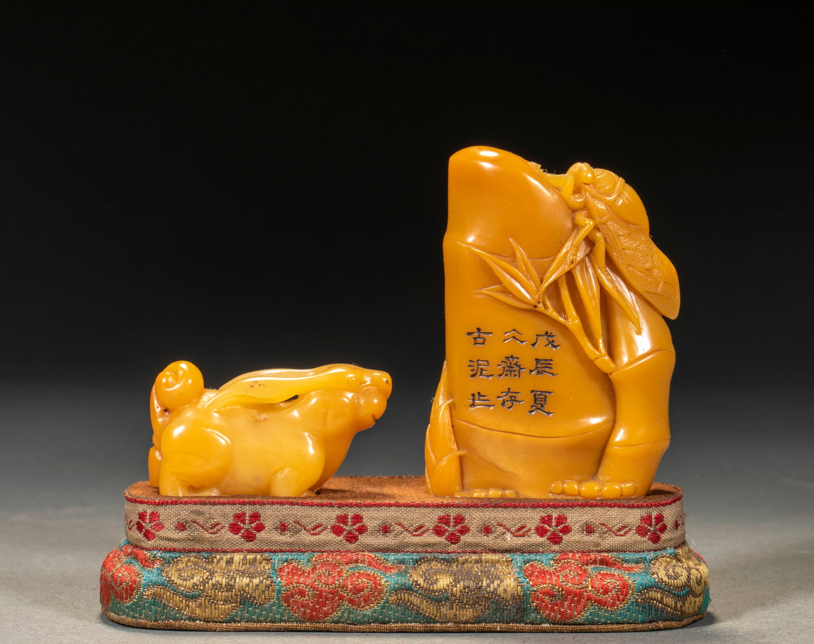 Guni Tianhuang Stone Rising Step by Step Auspicious Rabbit Seal Set: Guni Mark Tianhuang Rising Step Seal with Auspicious Rabbit: Mild fine Tianhuang stone carved with rising step theme matched with auspicious rabbit ornament, clear side inscription “Guni”.