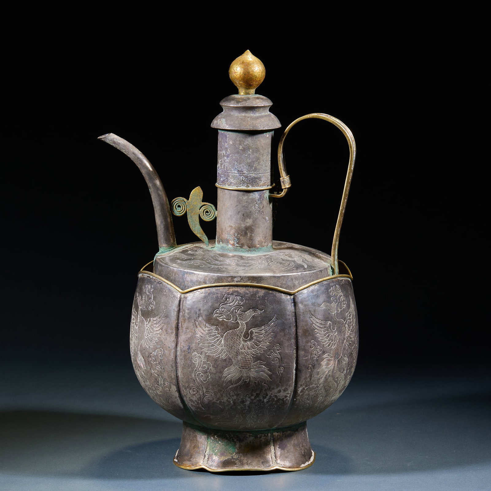 Gilt Silver Phoenix Pattern Wine Warmer: Silver-Gilt Phoenix Pattern Wine Warmer: Silver-gilt crafted with chased phoenix patterns on the body, equipped with lid and handle, fine delicate workmanship. Height 39cm, diameter 20cm, weight 1990g