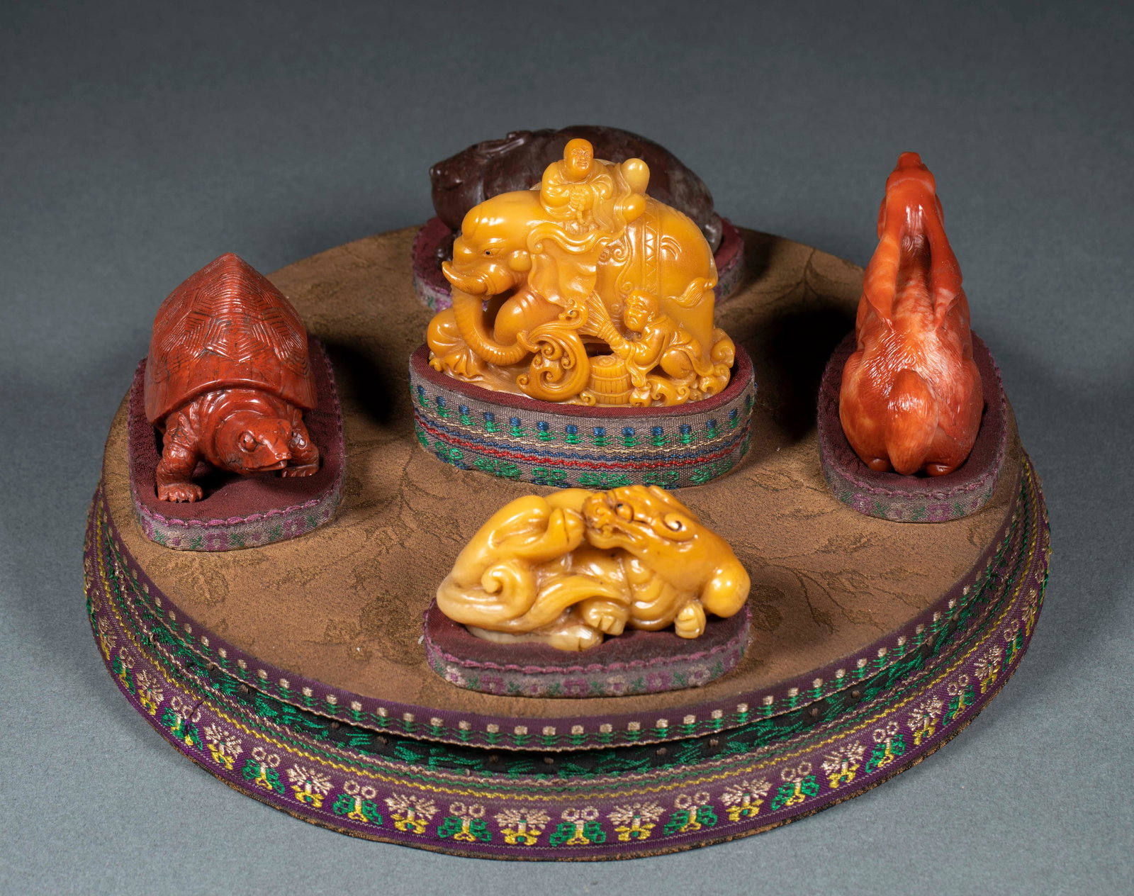 Tianhuang and Shoushan Stone Shangjun Carved Ornament Set: Tianhuang & Shoushan Stone "Shangjun" Mark Ornament Set: Tianhuang and Shoushan stone carved with auspicious beast shapes, base inscribed "Shangjun", exquisite consummate craftsmanship. Single piece h