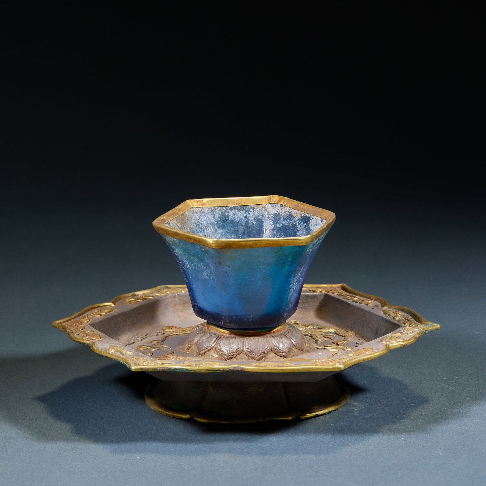 Gilt Silver Colored Glaze Dragon Cup: Silver-Gilt Glass Dragon Cup: Silver-gilt matched base paired with blue glass cup, base chased with dragon patterns, exquisite gorgeous craft. Height 8.5cm, diameter 16.3cm, weight 331g. Ancient tea a