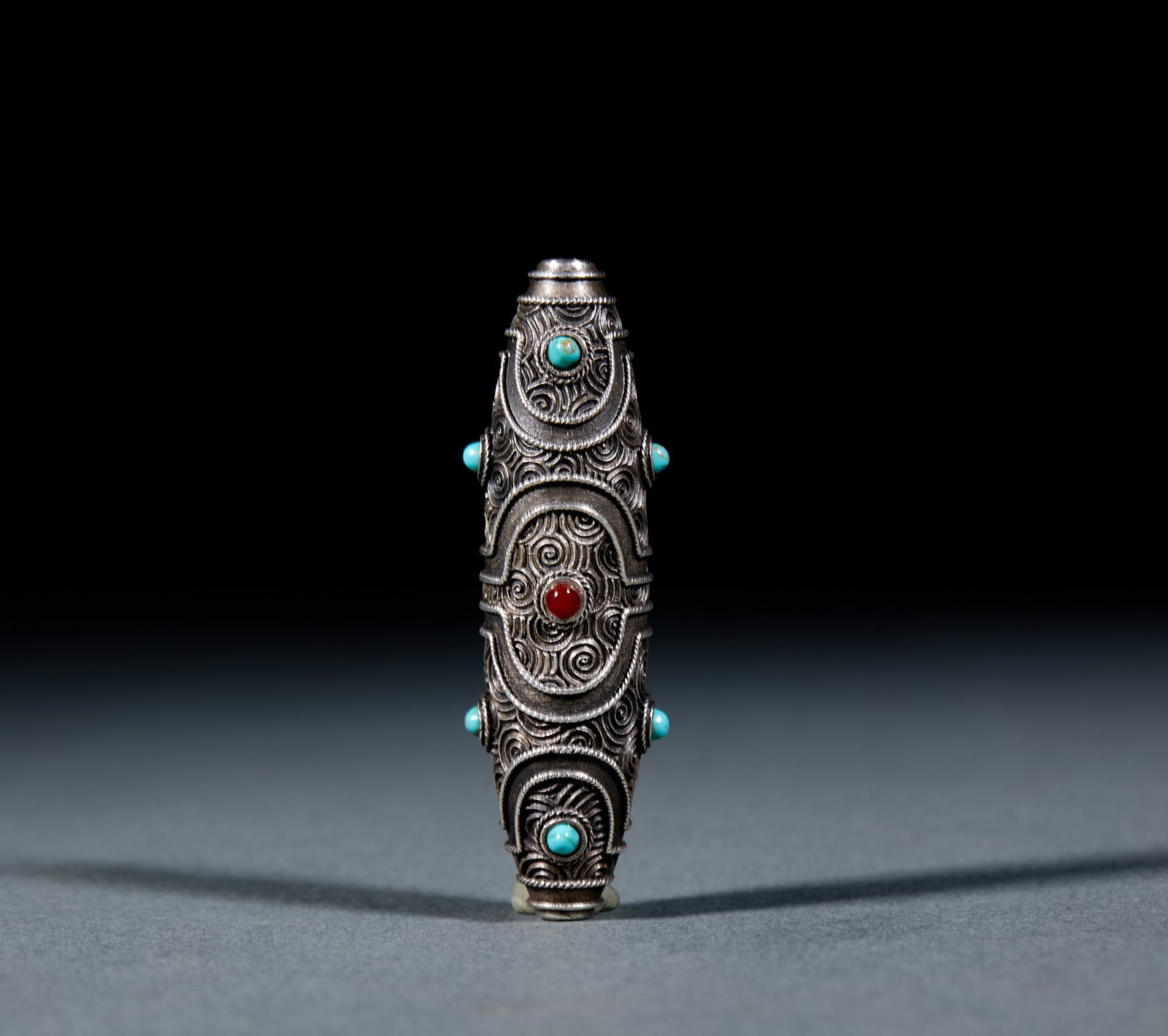 Pure Silver Turquoise Inlaid Dzi Bead: Pure Silver Turquoise-Inlaid Dzi Bead: Pure silver crafted with filigree surface and turquoise embellishment, intricate layered decorative patterns. Length 5.9cm, width 1.8cm, weight 31g. Ethnic-style