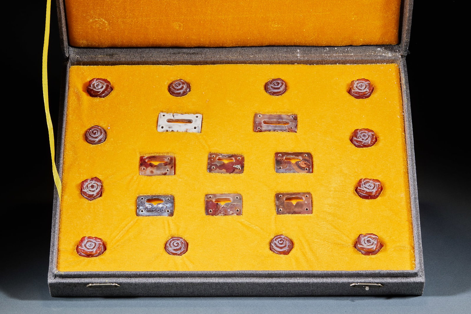 Agate Accessory Set: Agate Flower Pattern Belt Plaque Set: Agate carved flower pattern belt plaques composed of multiple pieces, exquisite neat craft and complete well-preserved set. Single piece length 4.8cm, width 2.5cm