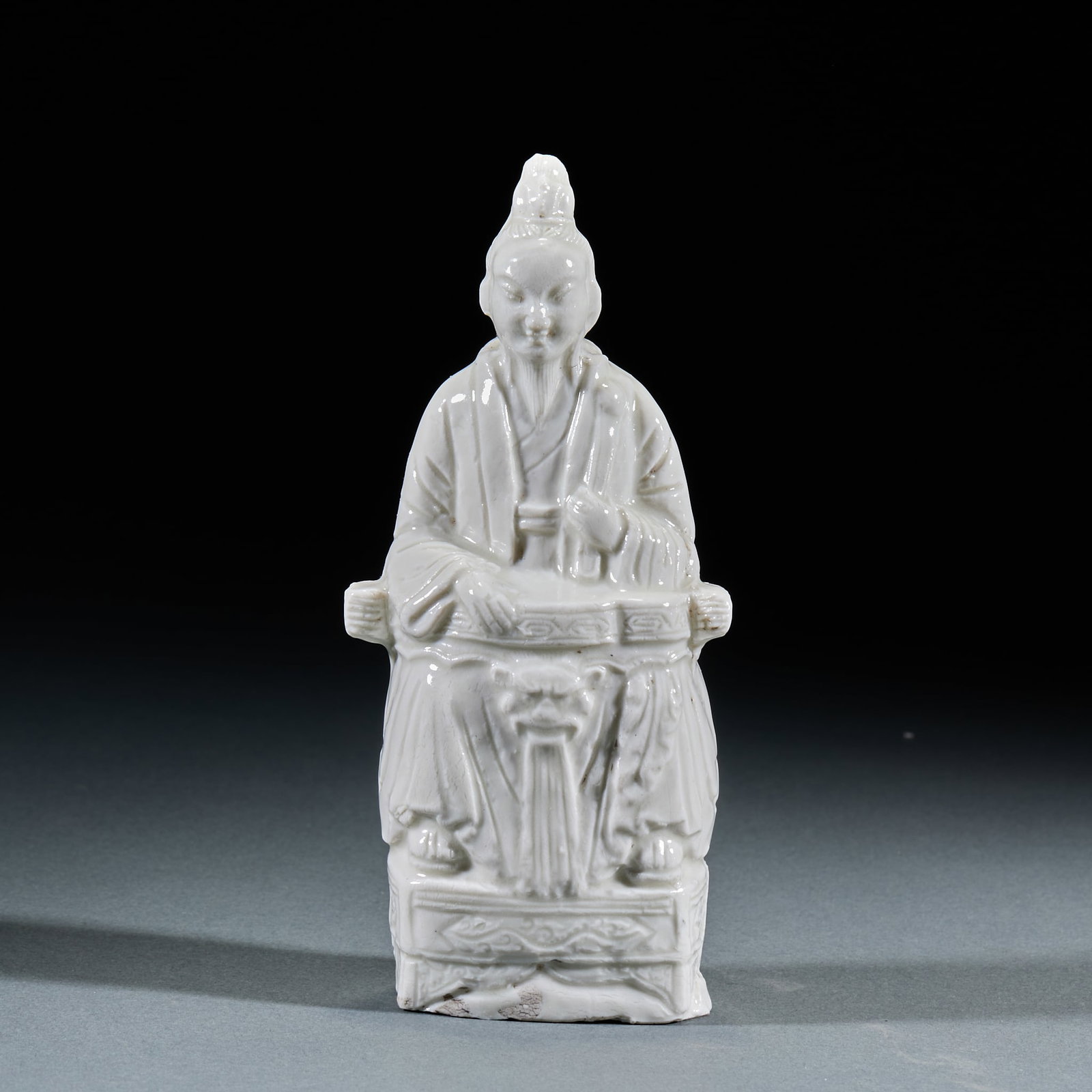 Dehua White Porcelain Taoist Priest Statue: Dehua White Porcelain Quanzhen Taoist Statue: Pure Dehua white glaze sculpted with Quanzhen Taoist figure, dignified facial features and elegant flowing robe lines. Height 16cm, length 7cm, width 5cm.