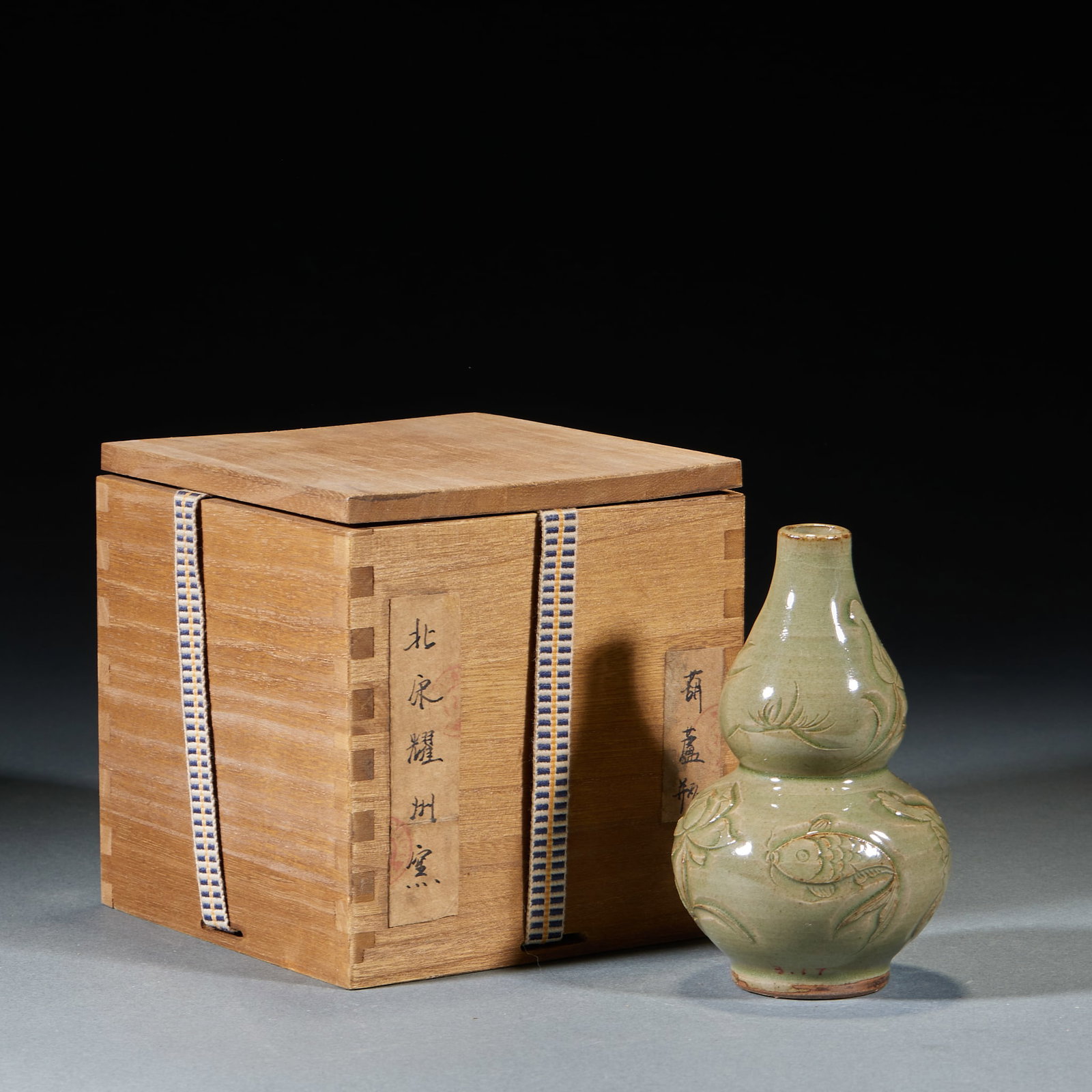 Northern Song Yaozhou Kiln Gourd Vase: Northern Song Yaozhou Kiln Gourd Vase: Celadon glaze carved with fish patterns, auspicious gourd shape, vivid emerald-green glaze. Height 12.5cm, diameter 7.5cm. Fine Northern Song Yaozhou porcelain w