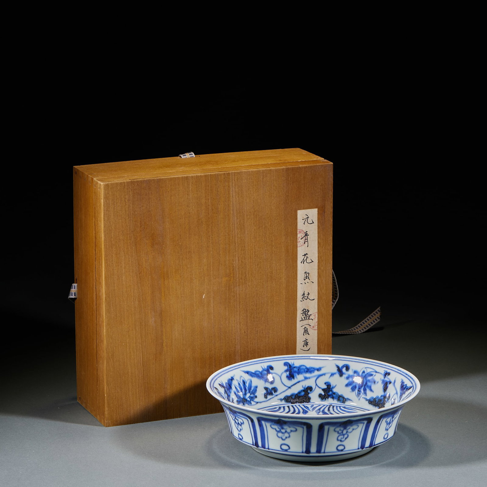Yuan Blue and White Fish Pattern Plate: Yuan Blue and White Fish Pattern Plate: Porcelain painted with blue and white fish motifs, layered decorations at the plate center and outer wall, mild lustrous glaze. Height 6.5cm, caliber 22.5cm. Cl