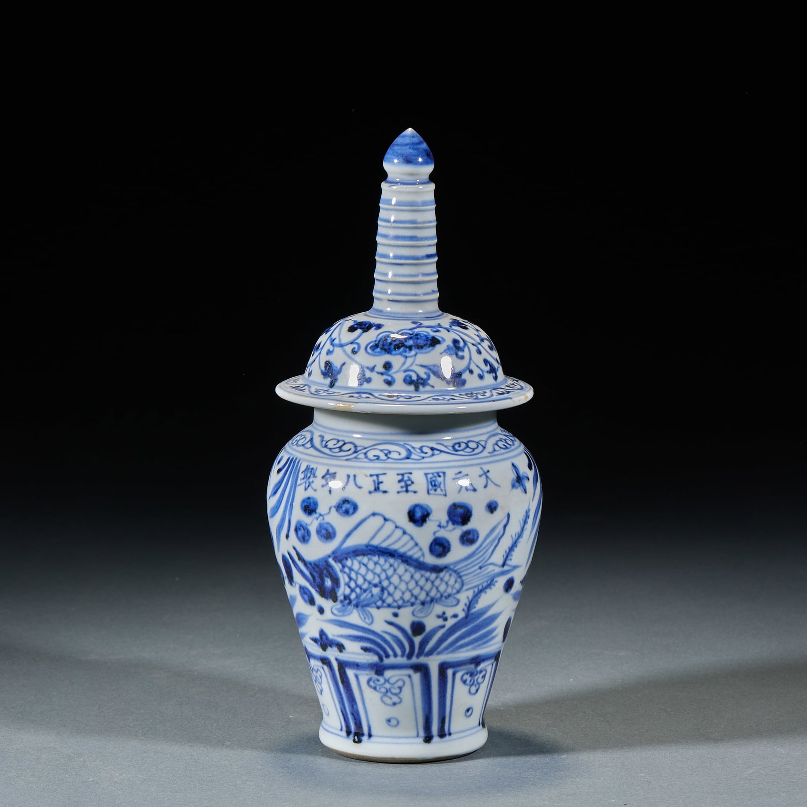 Yuan Zhizheng Eighth Year Blue and White Grass Carp Pattern Cover Vase: Yuan Zhizheng Eighth Year Blue and White Grass Carp Pattern Cover Vase: Porcelain painted with grass carp patterns, complete with original cover and official Yuan chronological mark. Height 24cm,