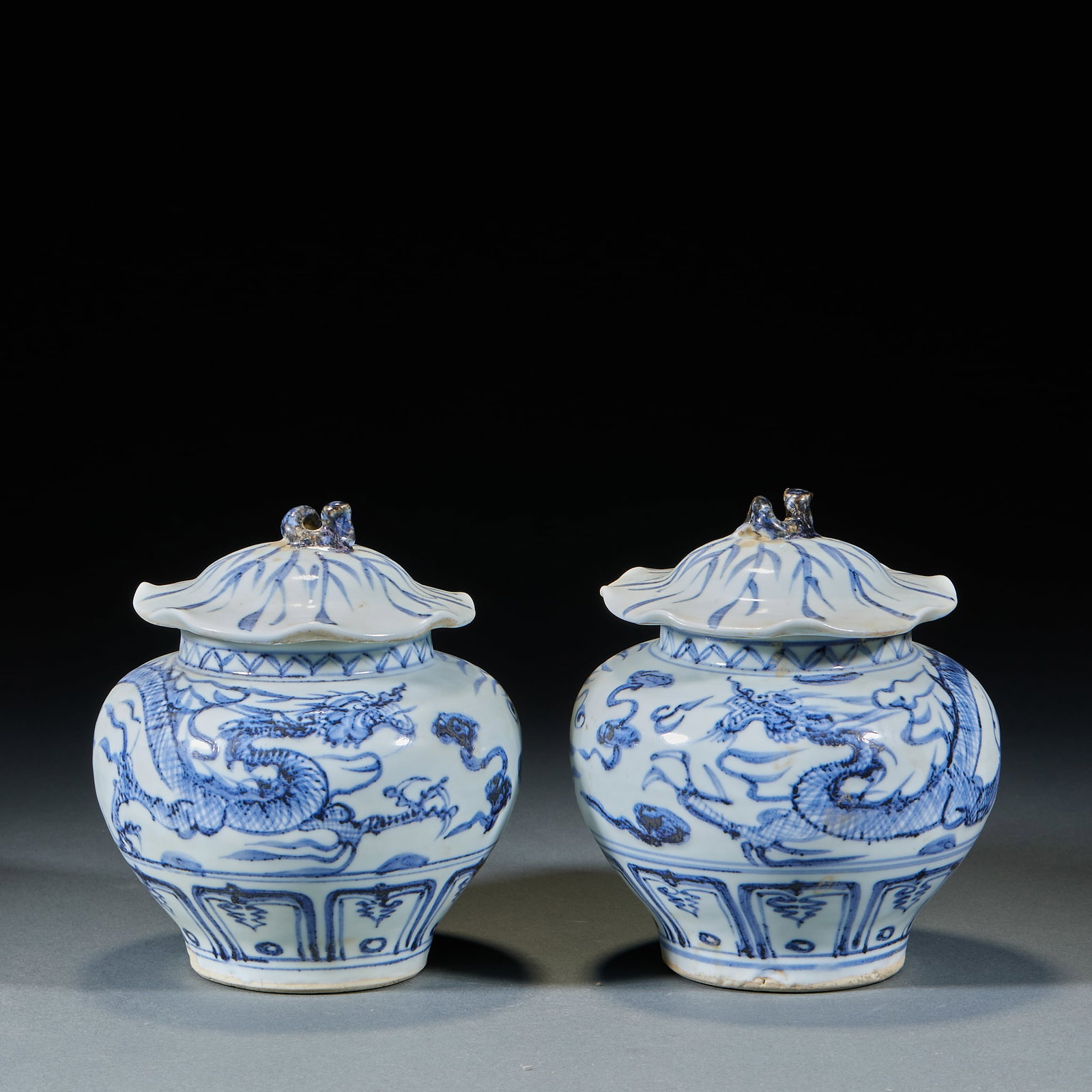 Yuan Dynasty Blue and White Dragon Pattern Lotus Leaf Jar, A Pair: Yuan Blue and White Dragon Pattern Lotus Leaf Jar Pair: Porcelain painted with dragon patterns, lotus-leaf lidded jar design, perfectly preserved as a pair. Height 17cm, diameter 14cm. Fine Yuan blue 