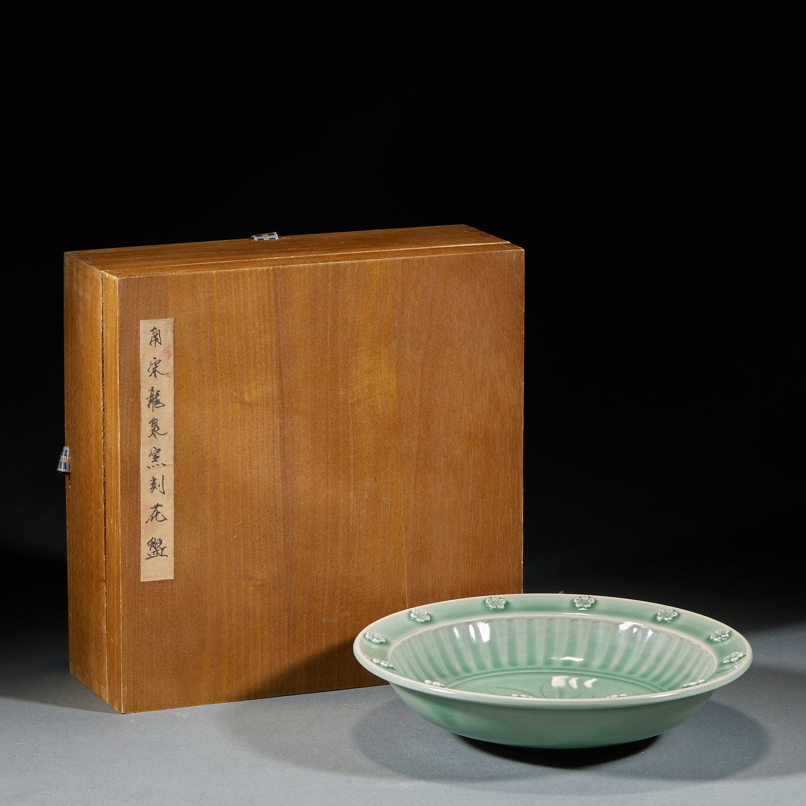 Southern Song Longquan Kiln Carved Pattern Plate: Southern Song Longquan Kiln Carved Plate: Porcelain with celadon glaze carved fine floral patterns, thick full mild lustrous glaze, preserved with original box. Height 5.5cm, diameter 23.5cm. Premium 
