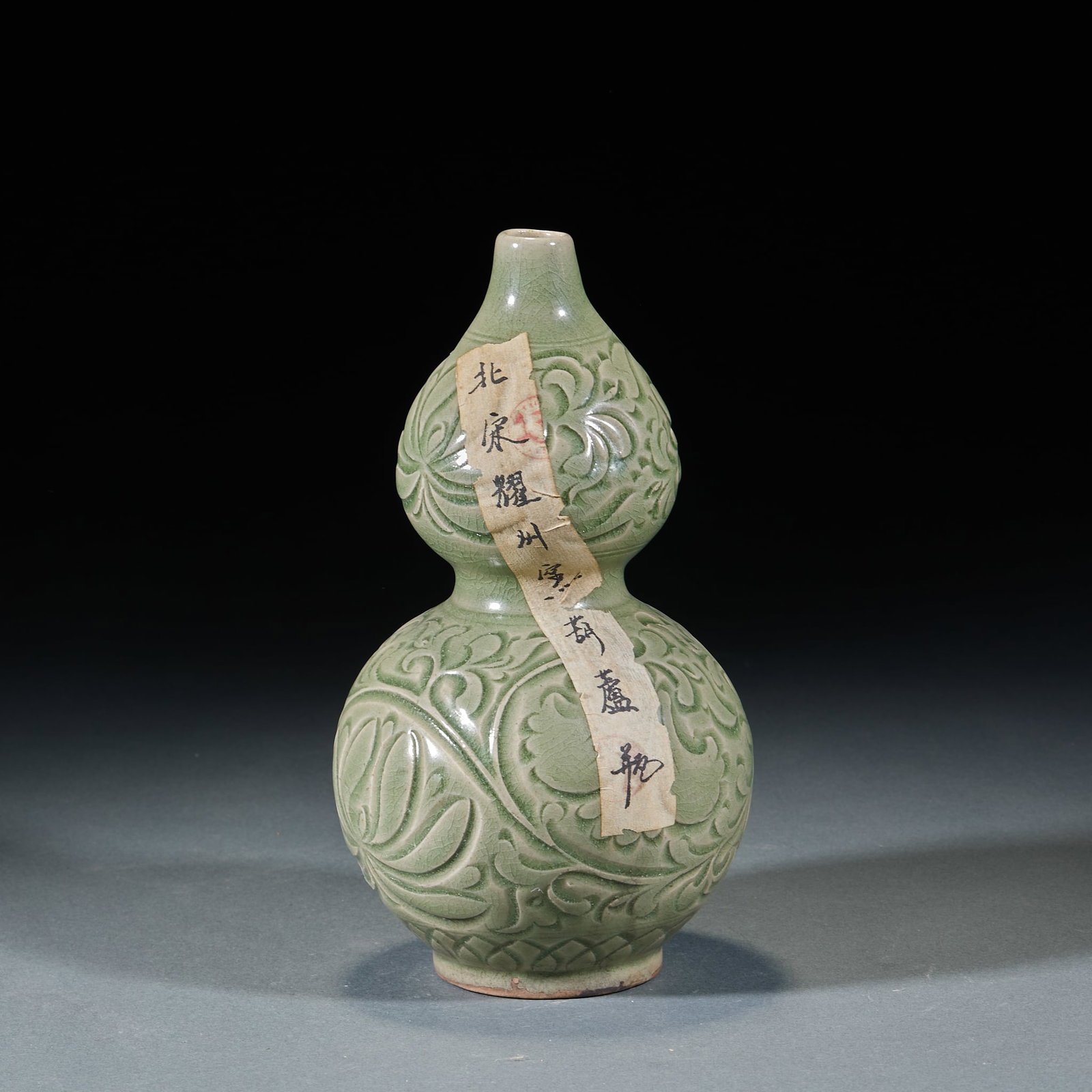 Song Yaozhou Kiln Gourd Vase: Song Yaozhou Kiln Gourd Vase: Porcelain with celadon glaze carved interlocking floral patterns, auspicious gourd shape, vivid emerald-green mild glaze. Height 23cm, diameter 12cm. Classic Song Yaozhou