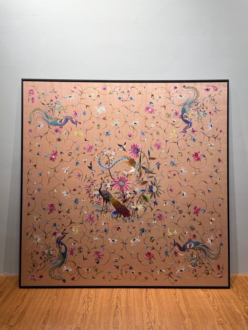 Pink Ground Cantonese Embroidery Phoenix Worship Picture: Pink Ground Cantonese Embroidery "Hundred Birds Paying Homage to Phoenix": Adopting Cantonese embroidery flat stitch and shading stitch to make hundred birds and phoenix, interlocking flower patterns 