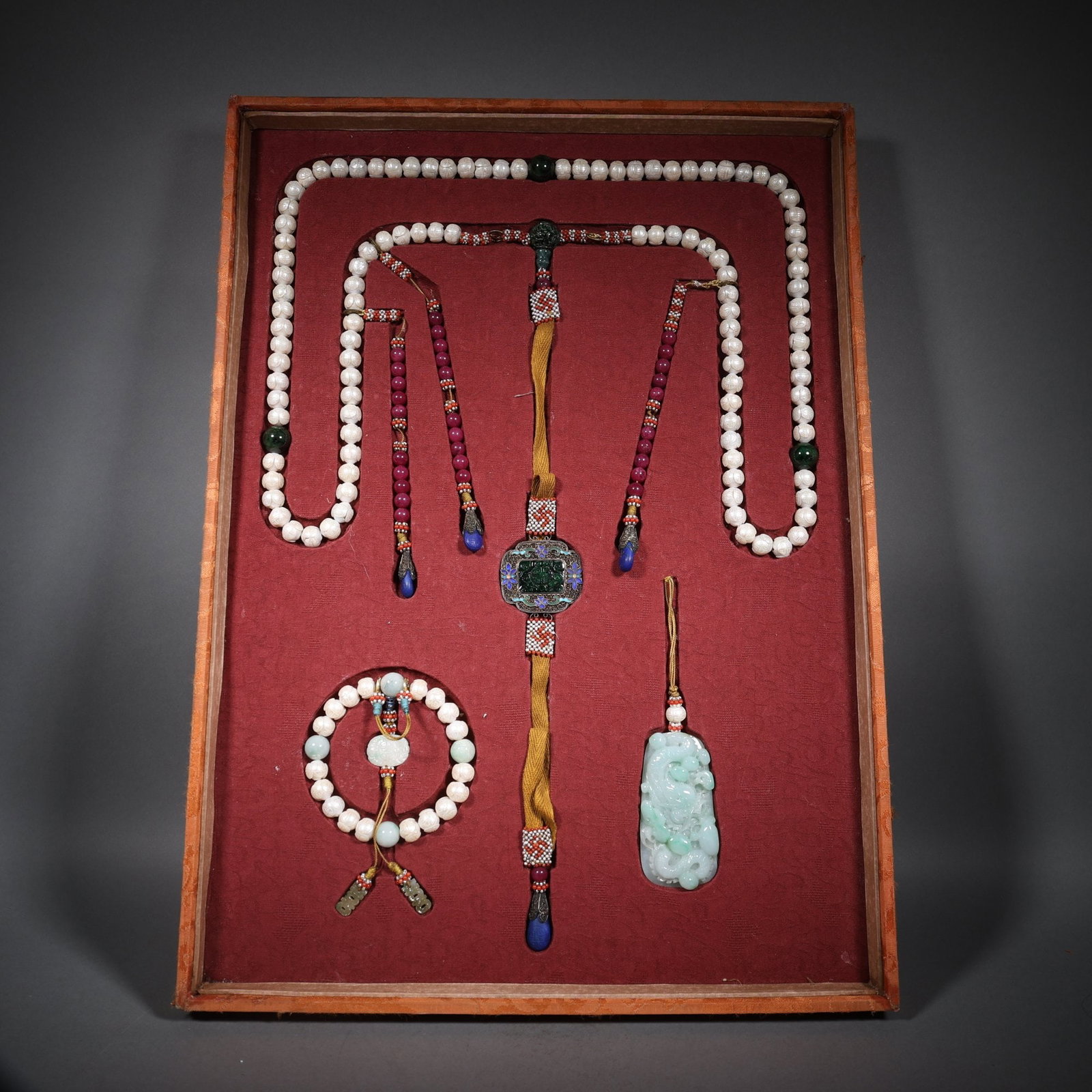 Qing Dynasty Carved Pearl Longevity Pattern Court Necklace and Handheld Set: Qing Dynasty Carved Pearl Longevity Pattern Court Necklace and Handheld Set: Exquisitely carved natural pearls with round even shape and restrained luster, decorated with formal Buddha head, spacer