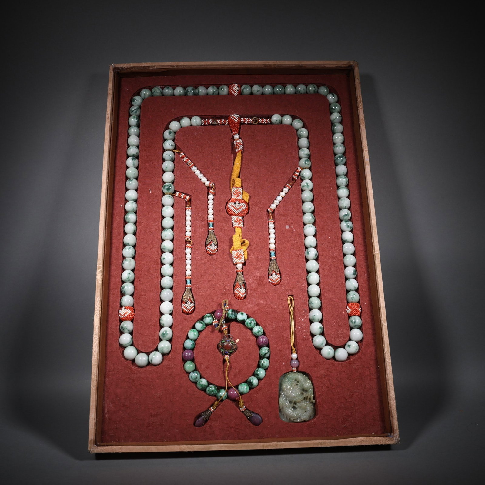 Qing Dynasty Jadeite Court Necklace and Handheld Set: Qing Dynasty Jadeite Court Necklace and Handheld Set: Polished natural jadeite beads with mild texture and transparent luster, matched with traditional court necklace accessories with simple