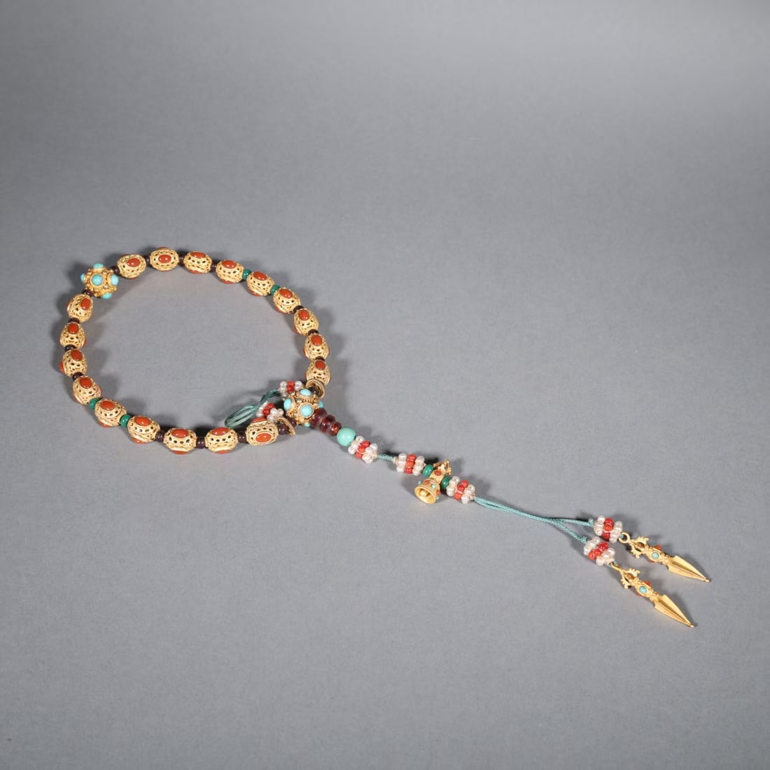 Qing Dynasty Gilt Silver Southern Red Agate Eighteen-Bead Handheld: Qing Dynasty Silver Gilt Inlaid Nan Hong Eighteen-Bead Handheld: Silver gilt hollow beads inlaid with Nan Hong agate, matched with natural matching beads with exquisite craft; Pearl diameter 1cm, Weig