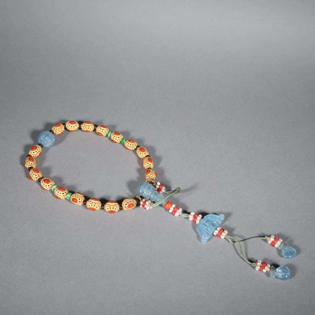 Qing Dynasty Gilt Silver Green Southern Red Agate Eighteen-Bead Handheld: Qing Dynasty Silver Gilt Inlaid Green Nan Hong Eighteen-Bead Handheld: Silver gilt hollow beads inlaid with green Nan Hong gemstones, matched with natural matching beads with neat weaving craft;