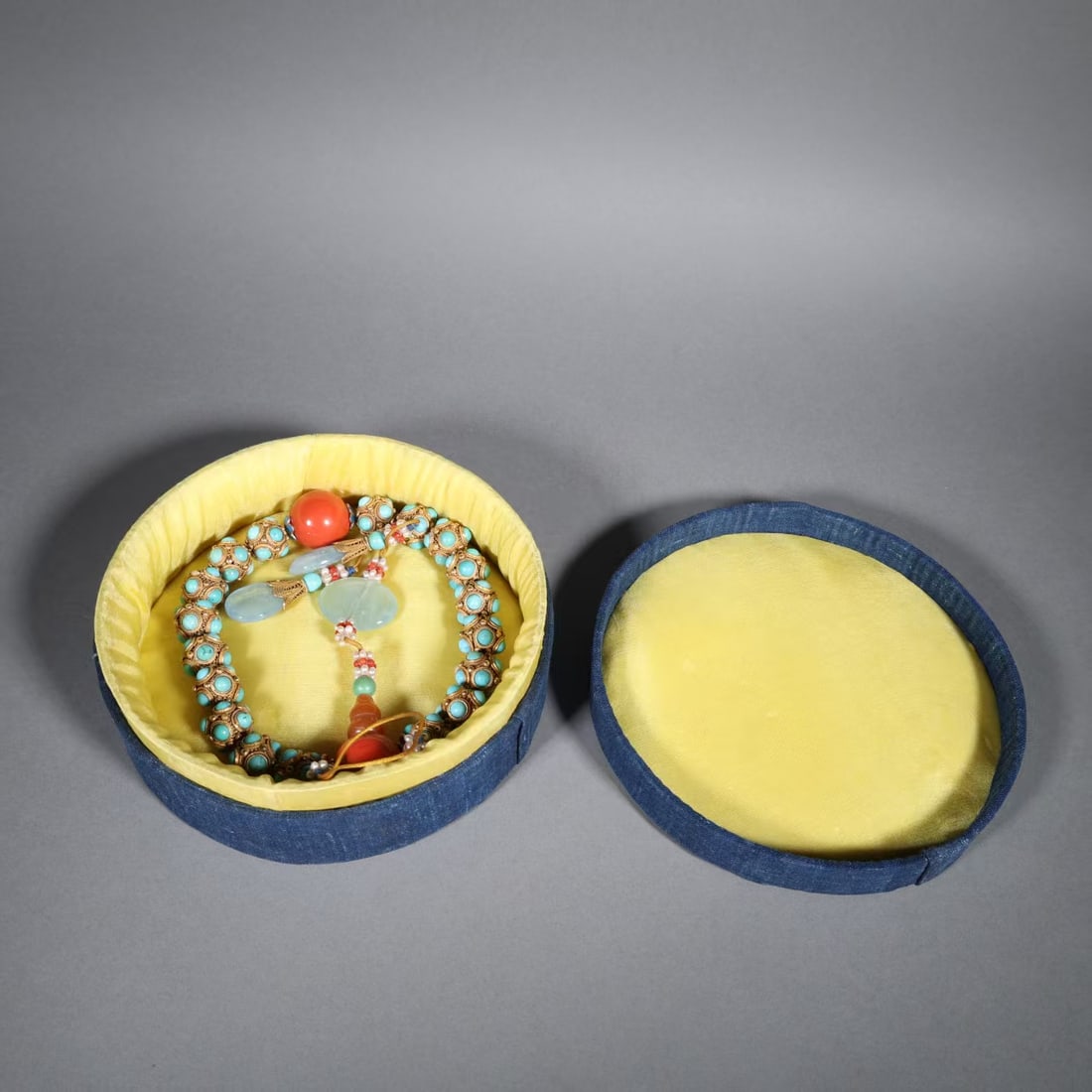 Qing Dynasty Gilt Silver Turquoise Eighteen-Bead Handheld: Qing Dynasty Silver Gilt Inlaid Turquoise Eighteen-Bead Handheld: Silver gilt hollow beads inlaid with turquoise, matched with natural matching beads with exquisite craft; Pearl diameter 1.4cm, Weight