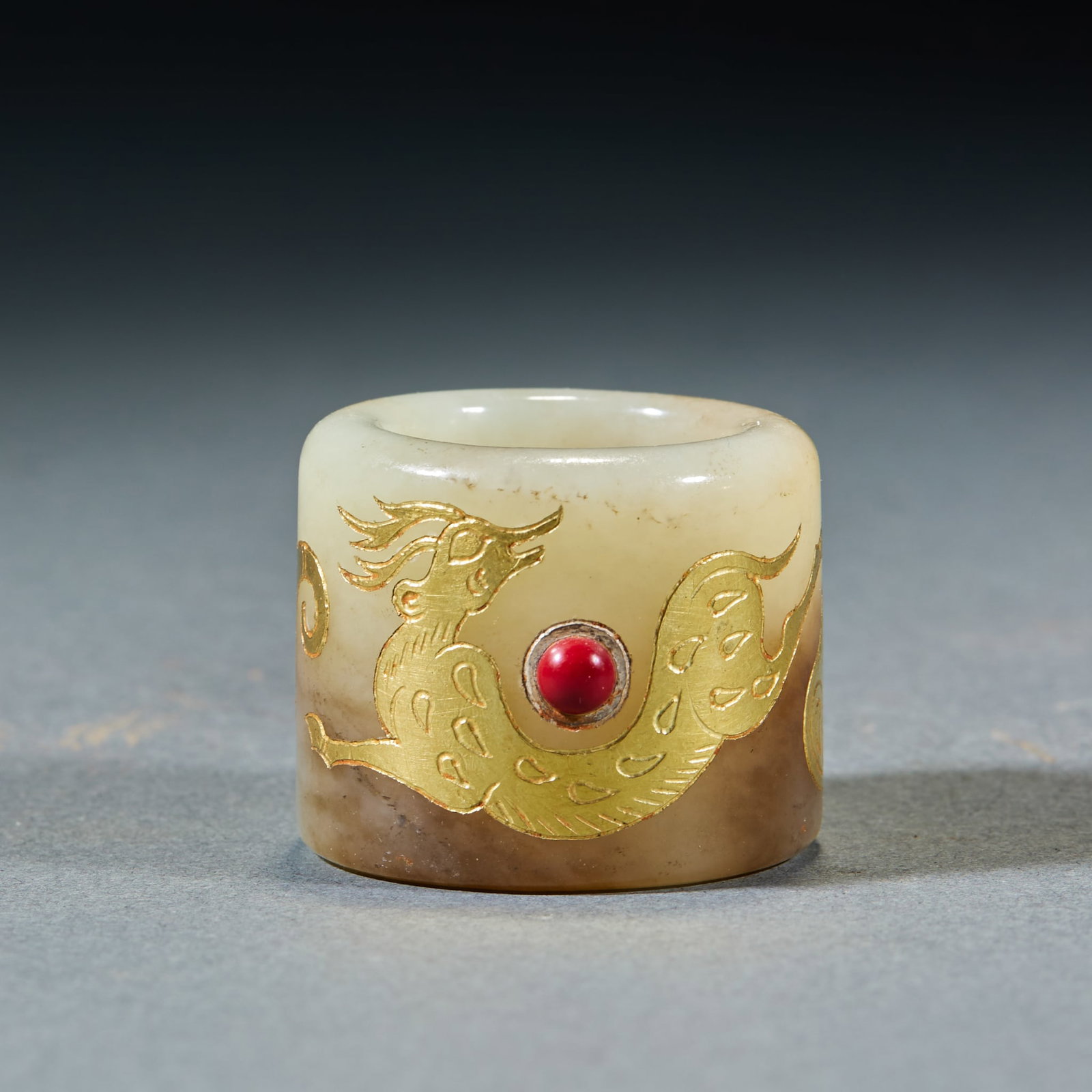 Gold Inlaid Jade Archer Ring: Gold-Inlaid Jade Thumb Ring: Made of Hetian jade with natural sugar tone, gold-inlaid and red gemstone decorated dragon patterns; Height 2.7cm, inner diameter 2.1cm, weight 43g; A noble ancient orname