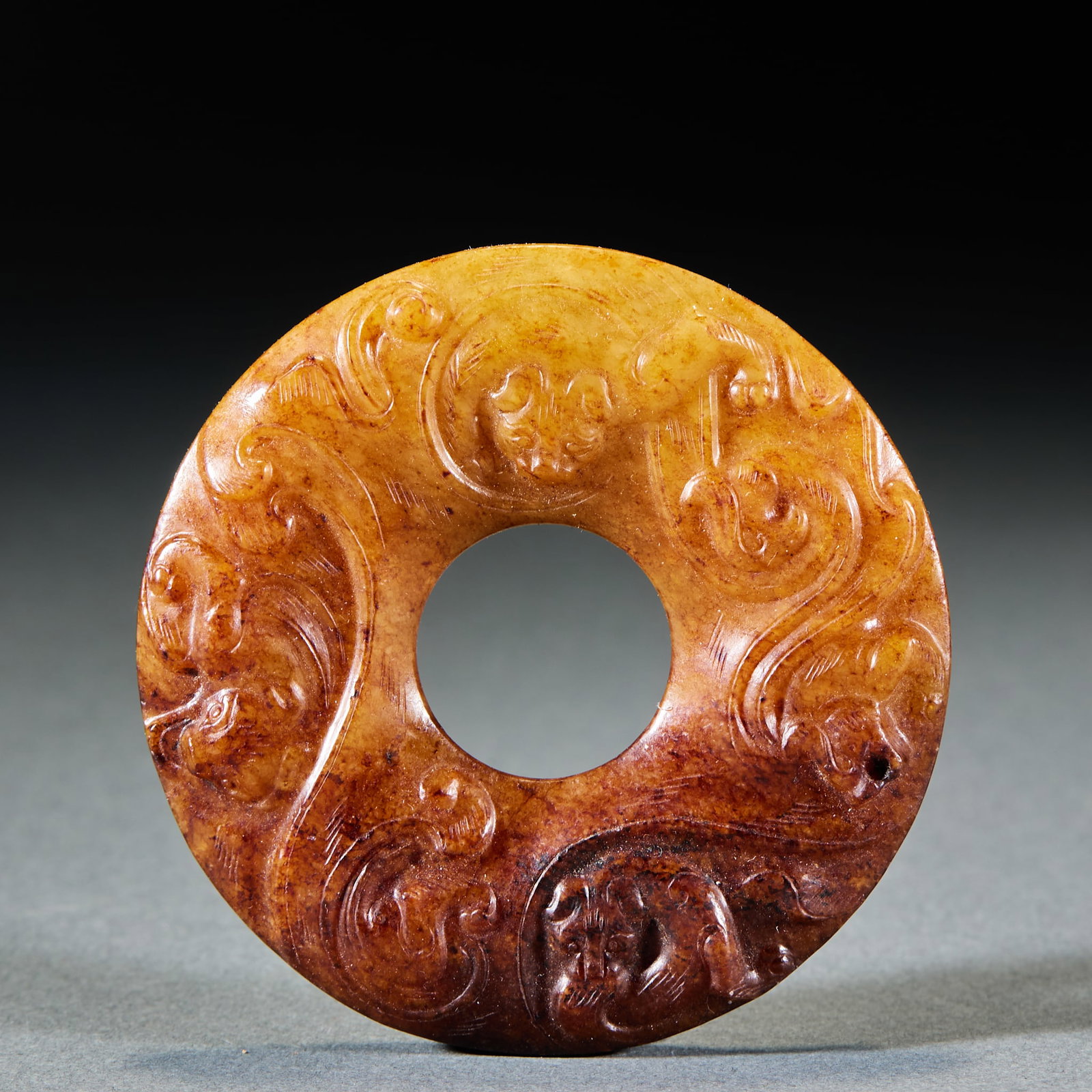Han Dynasty Coiled Chilong Jade Pendant: Han Dynasty Coiled Chilong Jade Pendant: Made of Hetian jade with natural mottling, relief carved with coiled chilong patterns and mild jade texture; Diameter 6.6cm, weight 61g; A typical Han Dynasty 