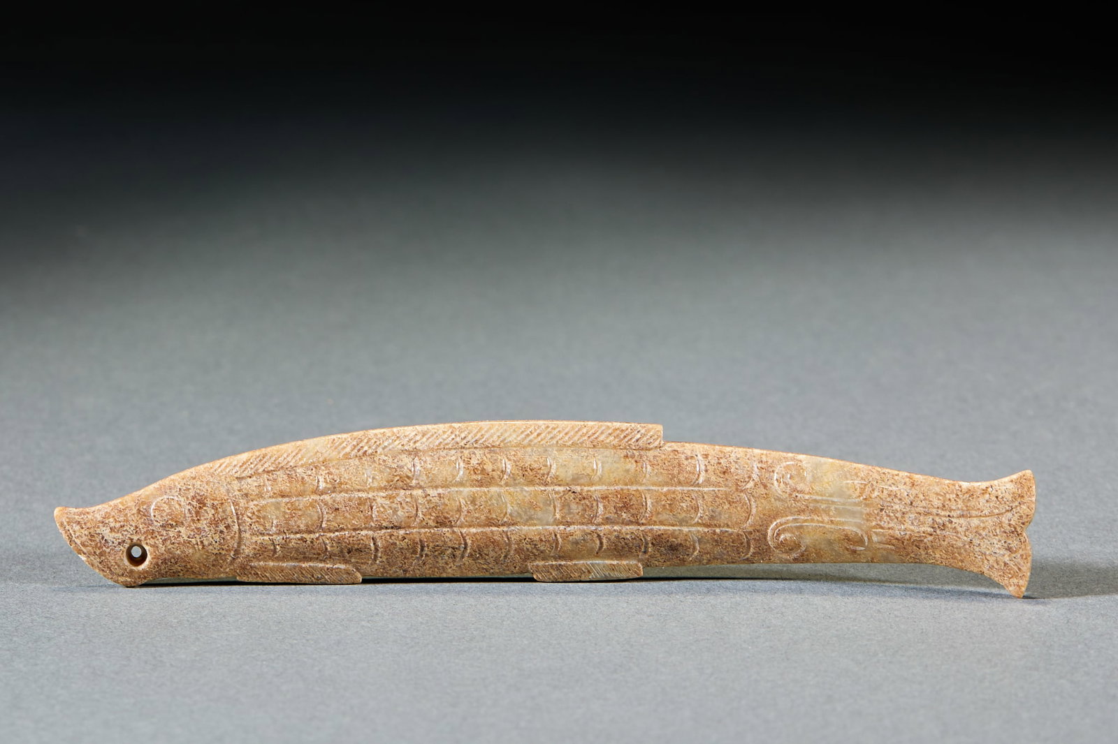 Shang and Zhou Fish-Shaped Jade Pendant: Shang and Zhou Fish-Shaped Jade Pendant: Made of Hetian jade with earth natural mottling and realistic primitive carved lines; Length 5.2cm, width 2.6cm, weight 48g; Fish pattern is a common decorativ
