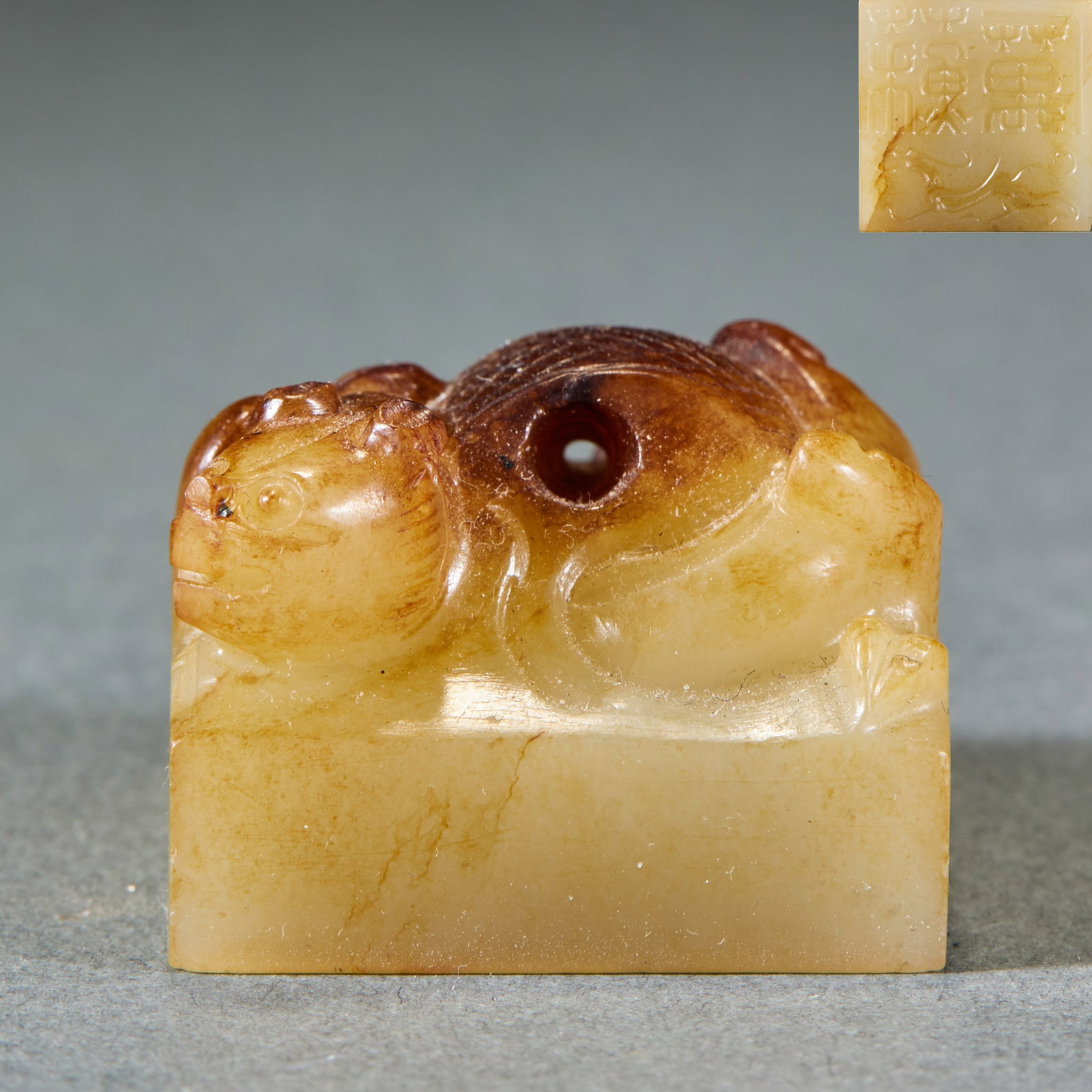Han Dynasty Turtle Button Jade Seal: Han Dynasty Turtle Button Jade Seal: Made of Hetian jade with natural mottling, seal knob carved into turtle shape symbolizing longevity; Height 2.2cm, length 3cm, width 3cm, weight 40g; Turtle button