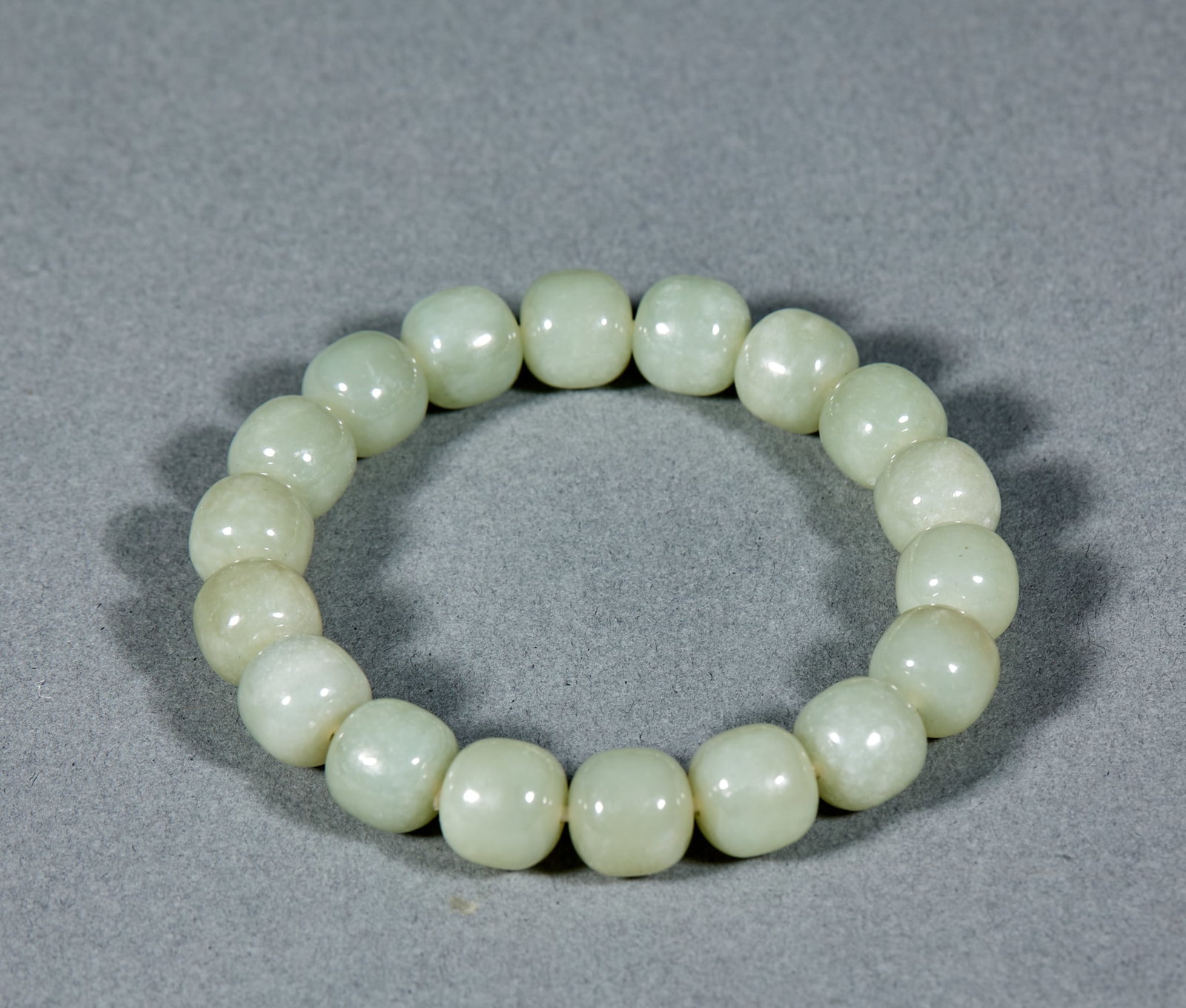 Hetian Jade Bracelet: Hetian Jade Bracelet: Strung with round Hetian jade beads and mild texture; Single bead diameter 1.2cm, weight 51g; Even color and comfortable wearing experience endow it with decorative and