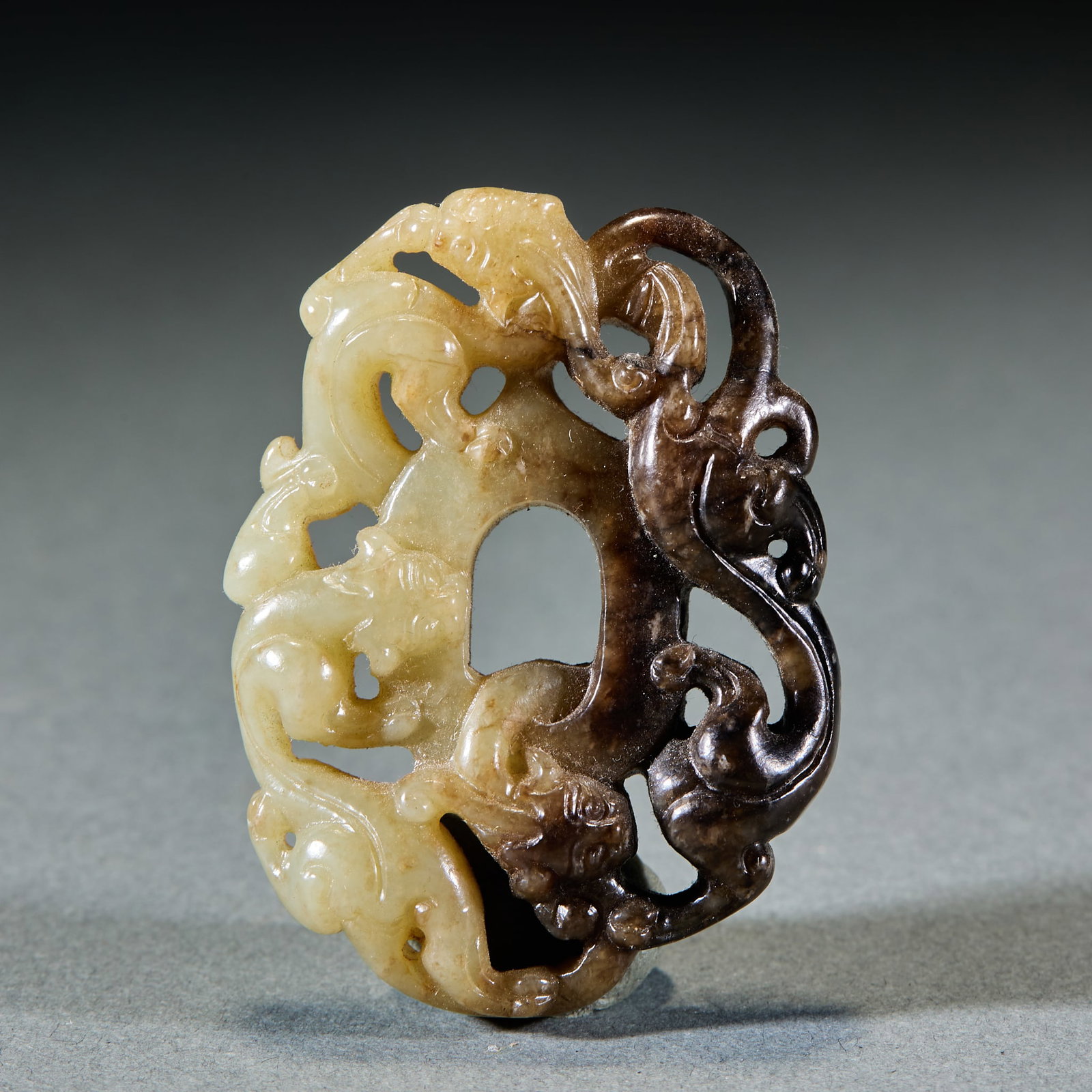 Han Dynasty Chilong Heart-Shaped Pendant: Han Dynasty Chilong Heart-Shaped Pendant: Made of jade with natural mottling, openwork carved with chilong patterns and mild jade texture; Length 5.6cm, width 4.2cm, weight 38g; A classic Han Dynasty 
