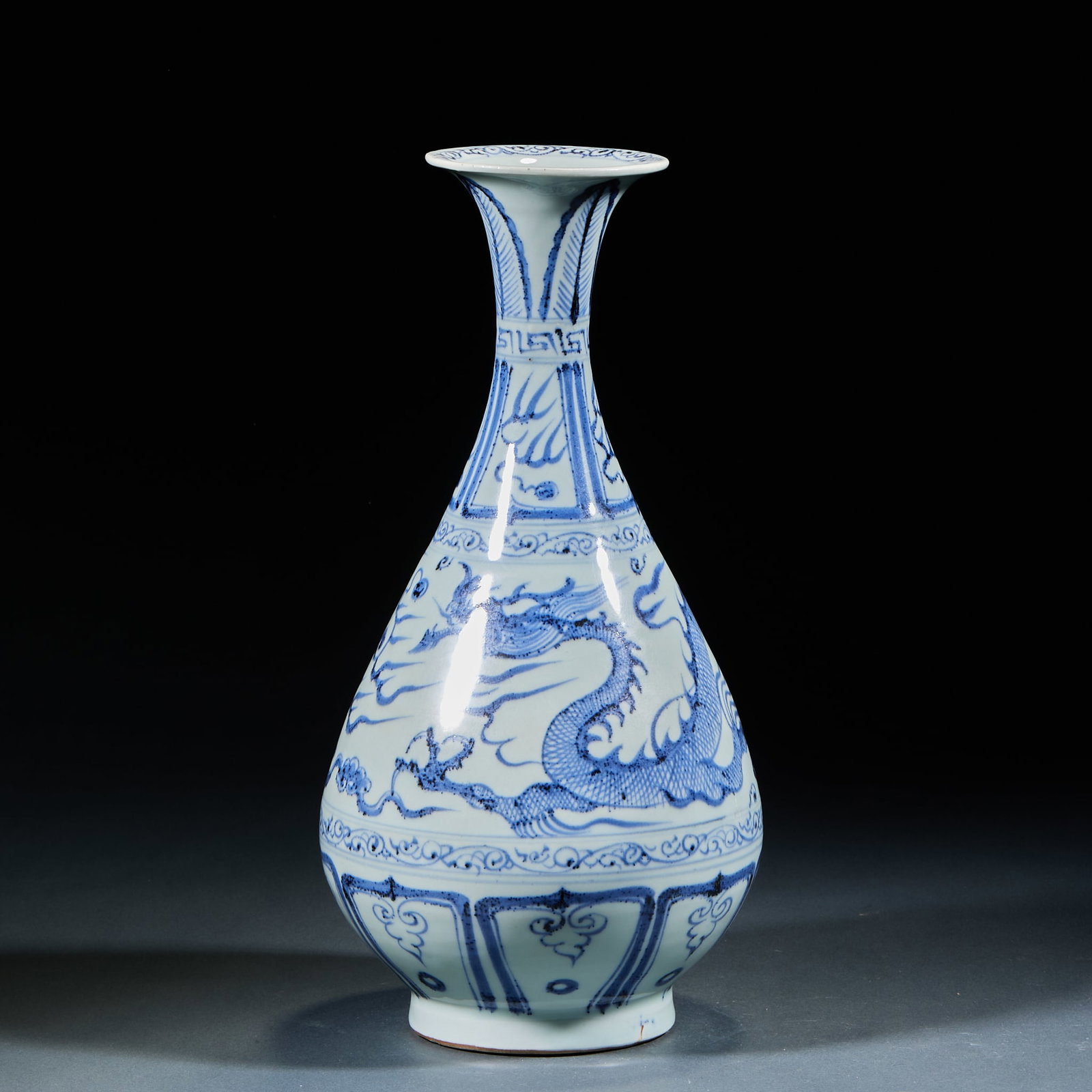 Blue and White Dragon Pattern Yuhuchun Vase: Blue and White Dragon Pattern Yuhuchun Vase: Porcelain painted with blue and white dragon patterns and auxiliary decorations with pure color tone; Height 30.5cm, diameter 15.5cm; Regular vessel shape