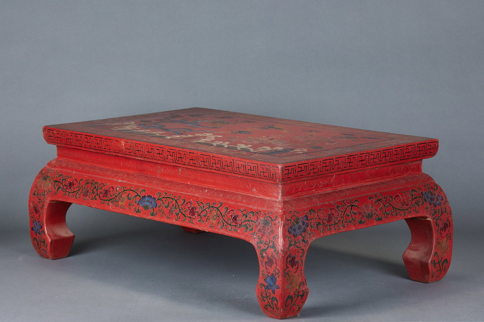 Double Dragons Playing with Pearl Lacquerware Table: Double Dragon Playing with Pearl Lacquer Table: Lacquer ware painted with dragon, phoenix and flower patterns; Height 26cm, length 70cm, width 43cm; Gorgeous colors and auspicious ornamentation belong