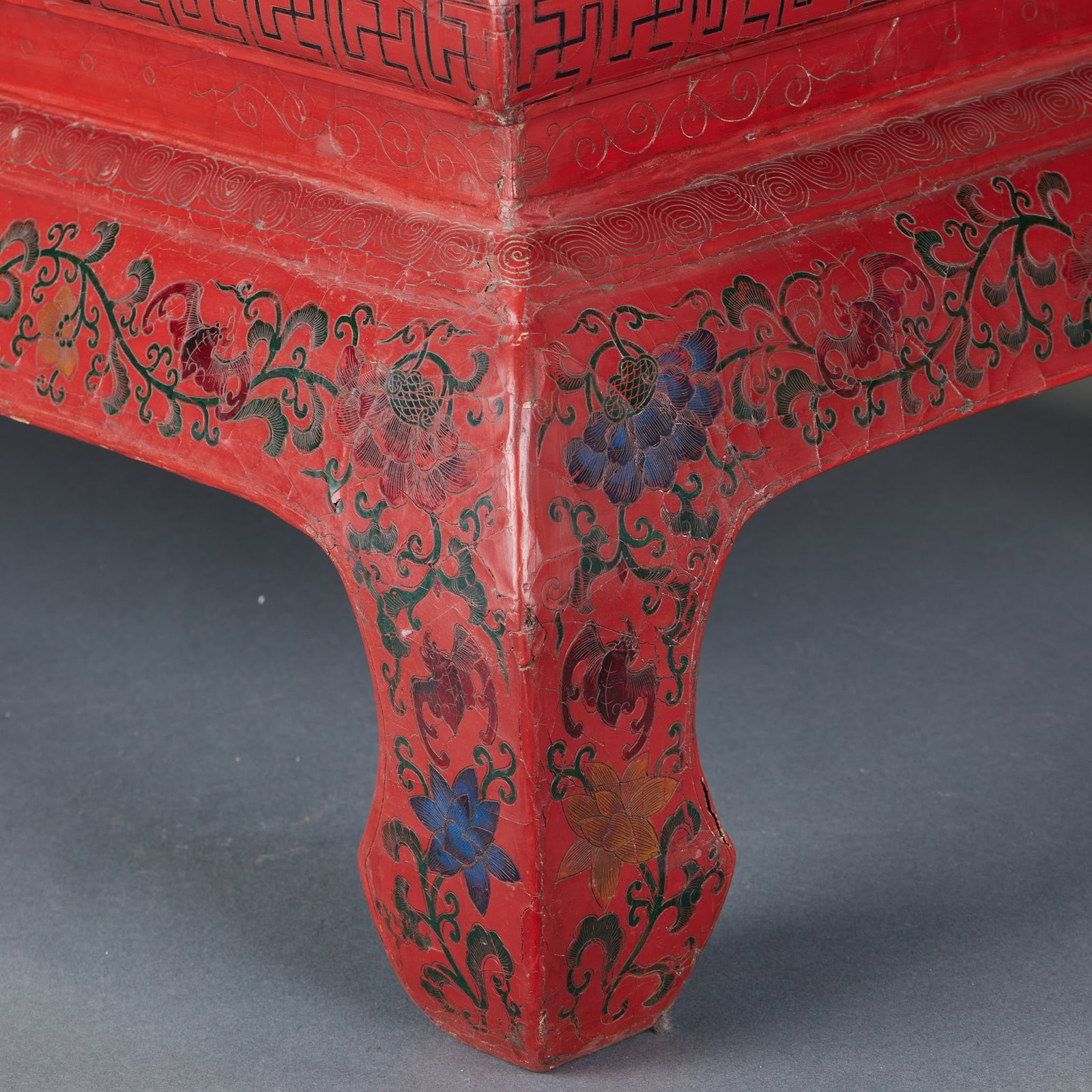 Double Dragons Playing with Pearl Lacquerware Table - 2