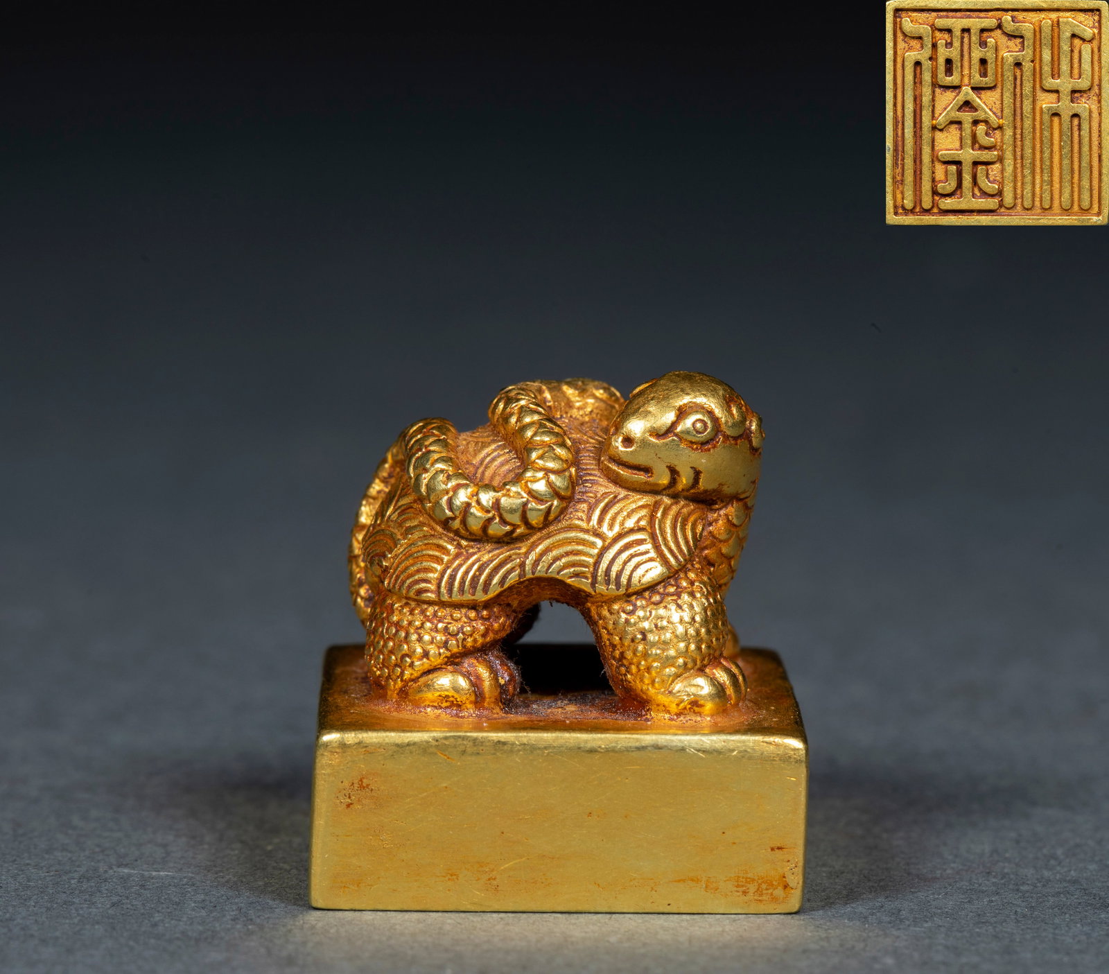 Pure Gold Black Tortoise Seal: Pure Gold Black Tortoise Knob Seal: Crafted from pure gold with a black tortoise-shaped knob and clear seal characters; Height 2.8cm, length 2.7cm, width 2.7cm, weight 163g; Primitive elegant shape an