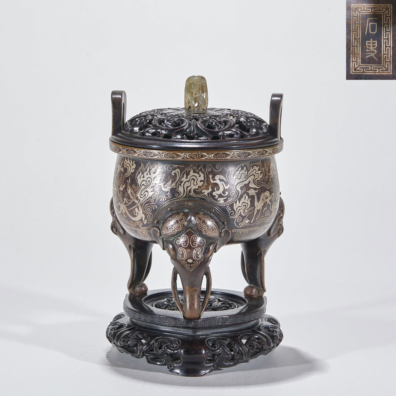 Qing Dynasty Shisou Style Silver Inlaid Dragon Phoenix Pattern Jade Knob Bronze Incense Burner: Qing Dynasty Stone Sou Mark Silver Inlaid Dragon and Phoenix Bronze Incense Burner: Bronze body decorated with silver inlaid dragon and phoenix patterns, jade knob lid and matched base; Height 23cm, d