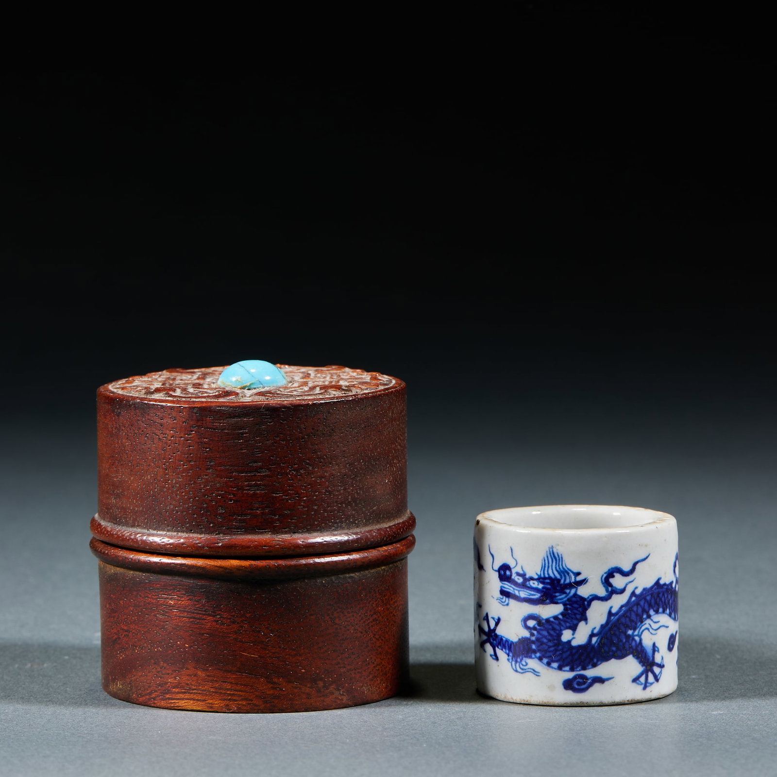 Dragon Pattern Archer Ring: Blue and White Dragon Pattern Thumb Ring: Porcelain painted with dragon patterns and lustrous glaze; Height 3cm, diameter 3.5cm; An aristocratic utensil of the Qing Dynasty.