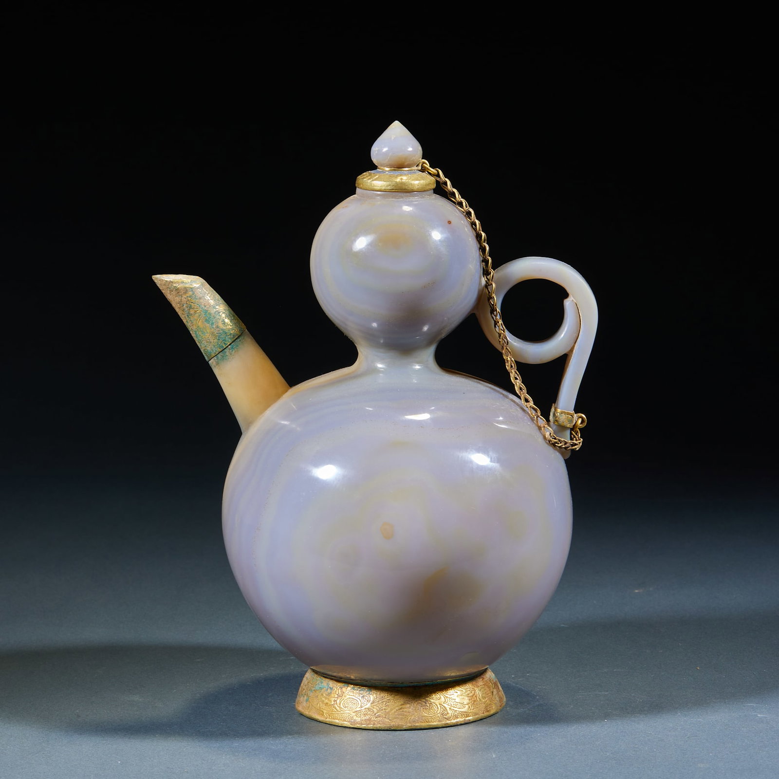 Agate Gold Wrapped Gourd Vase: Gold Wrapped Agate Gourd Vase: Made of agate in full gourd shape with gold wrapped edge and base, unique shape; Height 21cm, diameter 14cm; Possessing both display and worship value with
