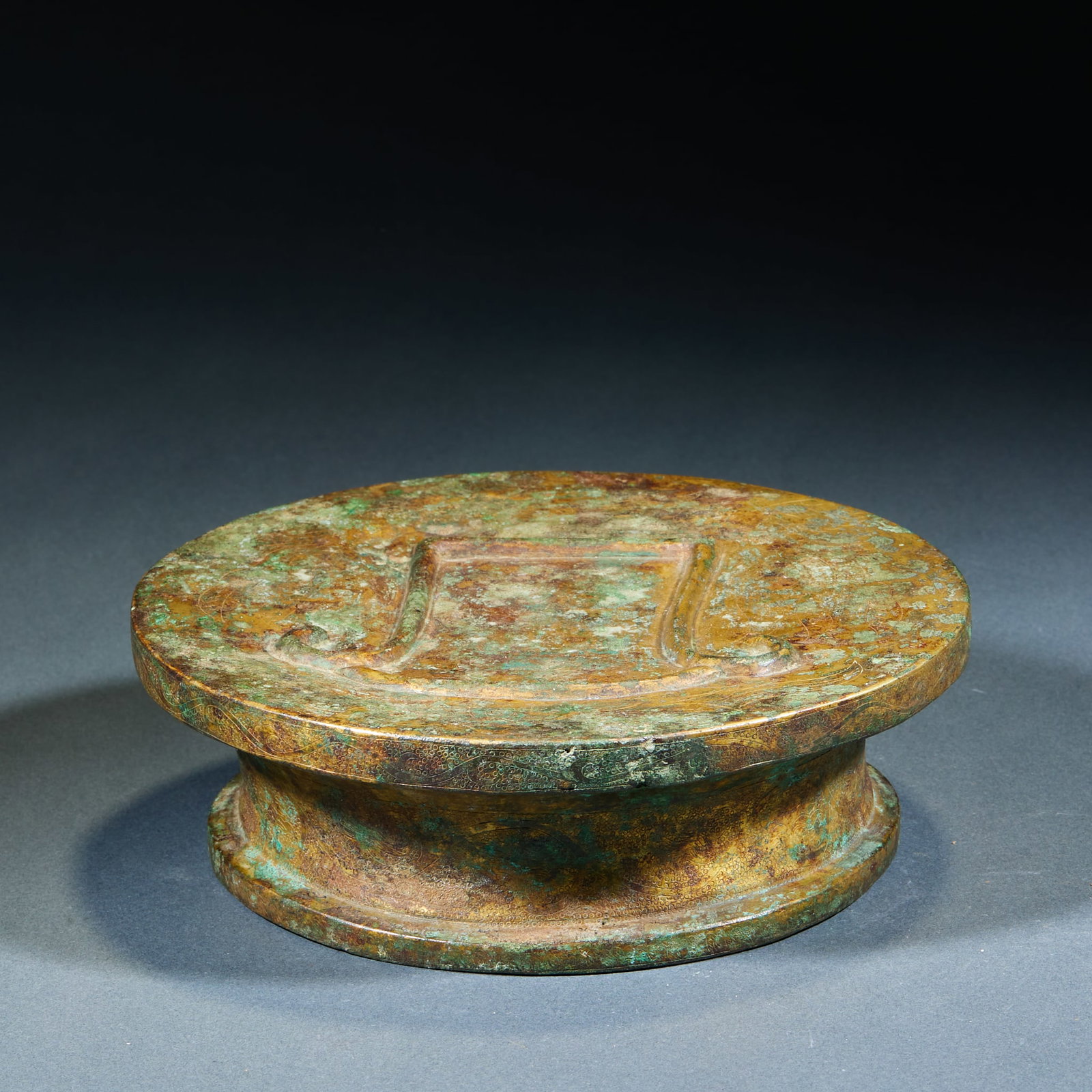 Gilt Bronze Ink Slab: Gilt Bronze Ink Slab: Gilt bronze round ink slab with regular pool surface and gilt decorative patterns on the outer wall; Height 5cm, diameter 17cm; A practical literati utensil with primitive shape.