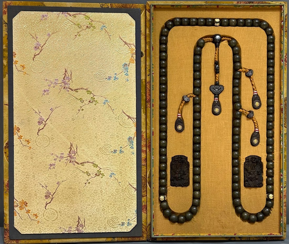 108-Bead Agarwood Court Necklace: Agarwood Court Beads: Made of agarwood with 108 regular beads and original box; Single bead diameter 2cm, weight 600g; A standard Qing Dynasty court bead set with restrained fragrance and intact
