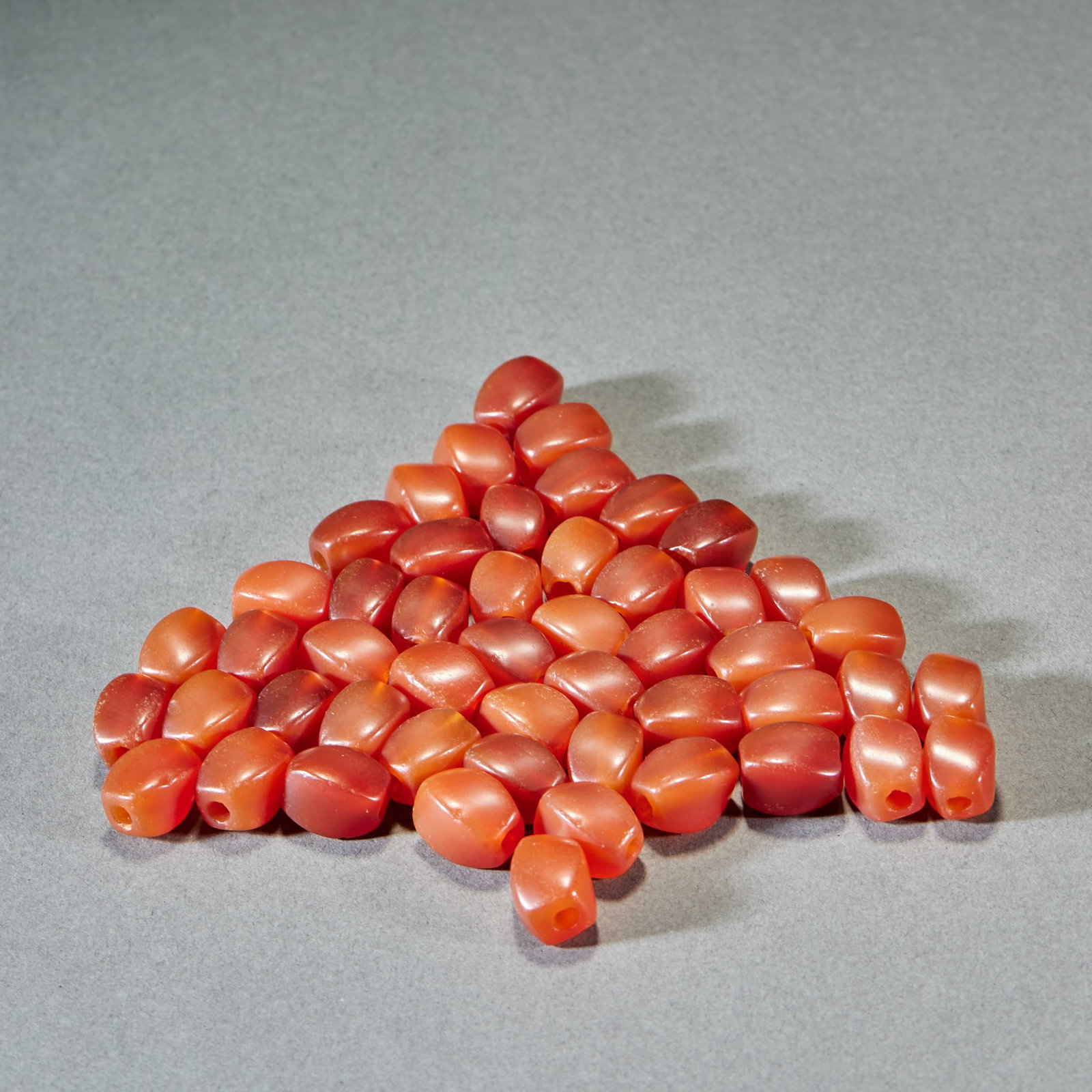 50 Pieces Agate Rhombic Beads: 50 Agate Prismatic Beads: Polished from natural agate into prismatic form, transparent color, smooth cut surface and distinctive shape; Single bead length 1.4cm, width 1cm, total 50 pieces; Rare