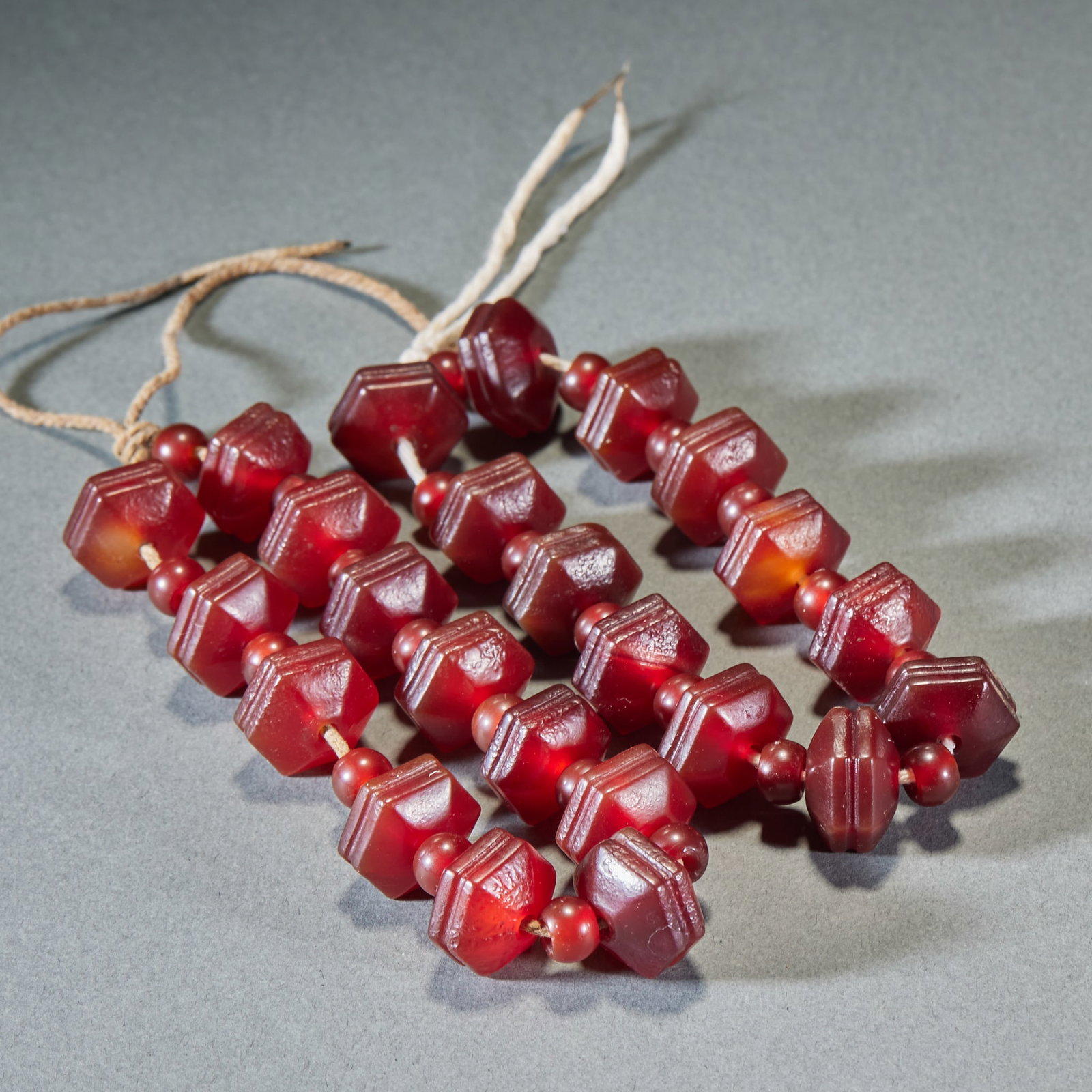 Agate Waisted Four-Ridge Bead Bracelet: Agate Waisted Four-Prism Bead Bracelet: Carved from natural agate into waisted four-prism shape, ruddy color, unique form and regular holes; Single bead length 1.6cm, width 1cm; Distinctive design,