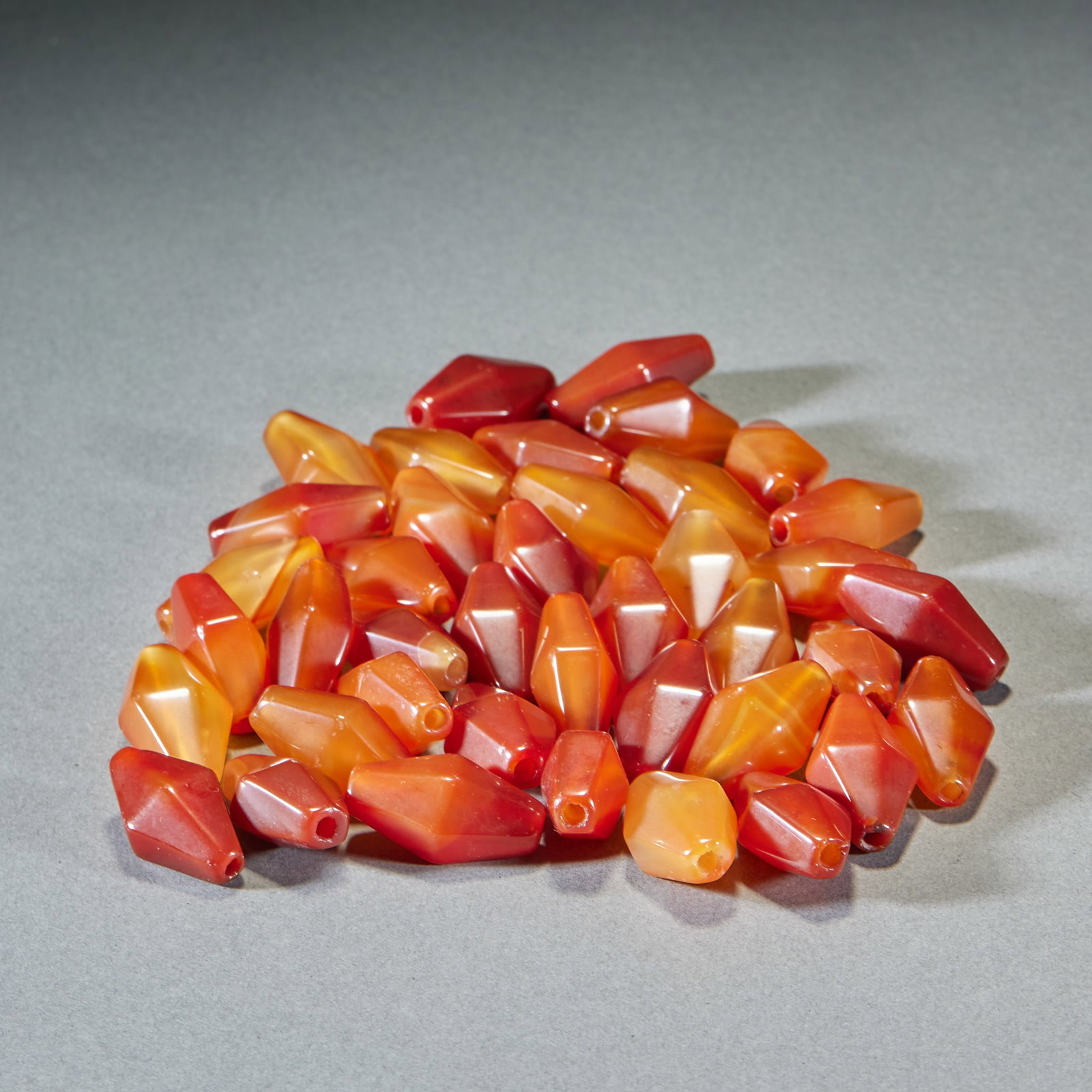 40 Pieces Agate Rhombic Tube Beads: 40 Agate Prismatic Tube Beads: Carved from natural agate into prismatic tube shape, transparent luster, unique form and regular holes; Single bead length 3cm, width 1.8cm, total 40 pieces; Rare