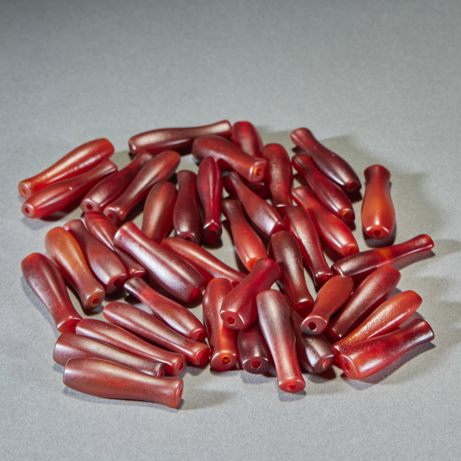 40 Pieces Agate Treasure Bottle Tube Beads: 40 Agate Vase Tube Beads: Carved from natural agate into vase shape, ruddy transparent luster, natural texture and regular holes; Single bead length 4cm, width 1.2cm, total 40 pieces; Vase symbolizes 