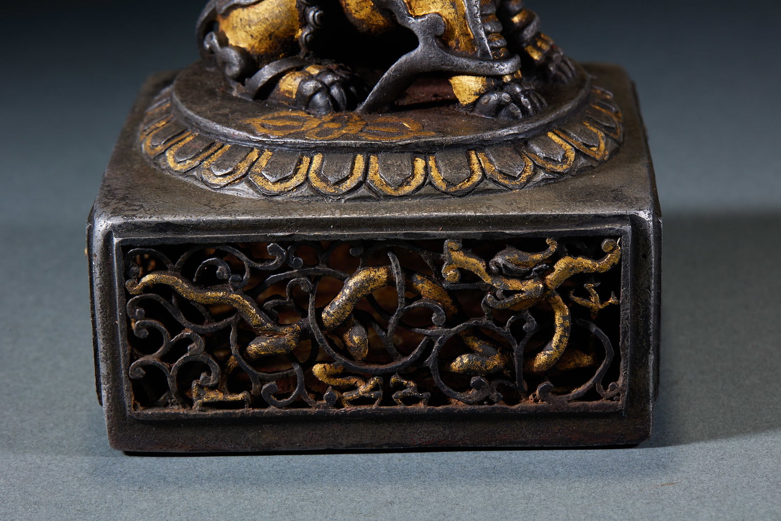 Openwork Seal with Lion Knob - 4