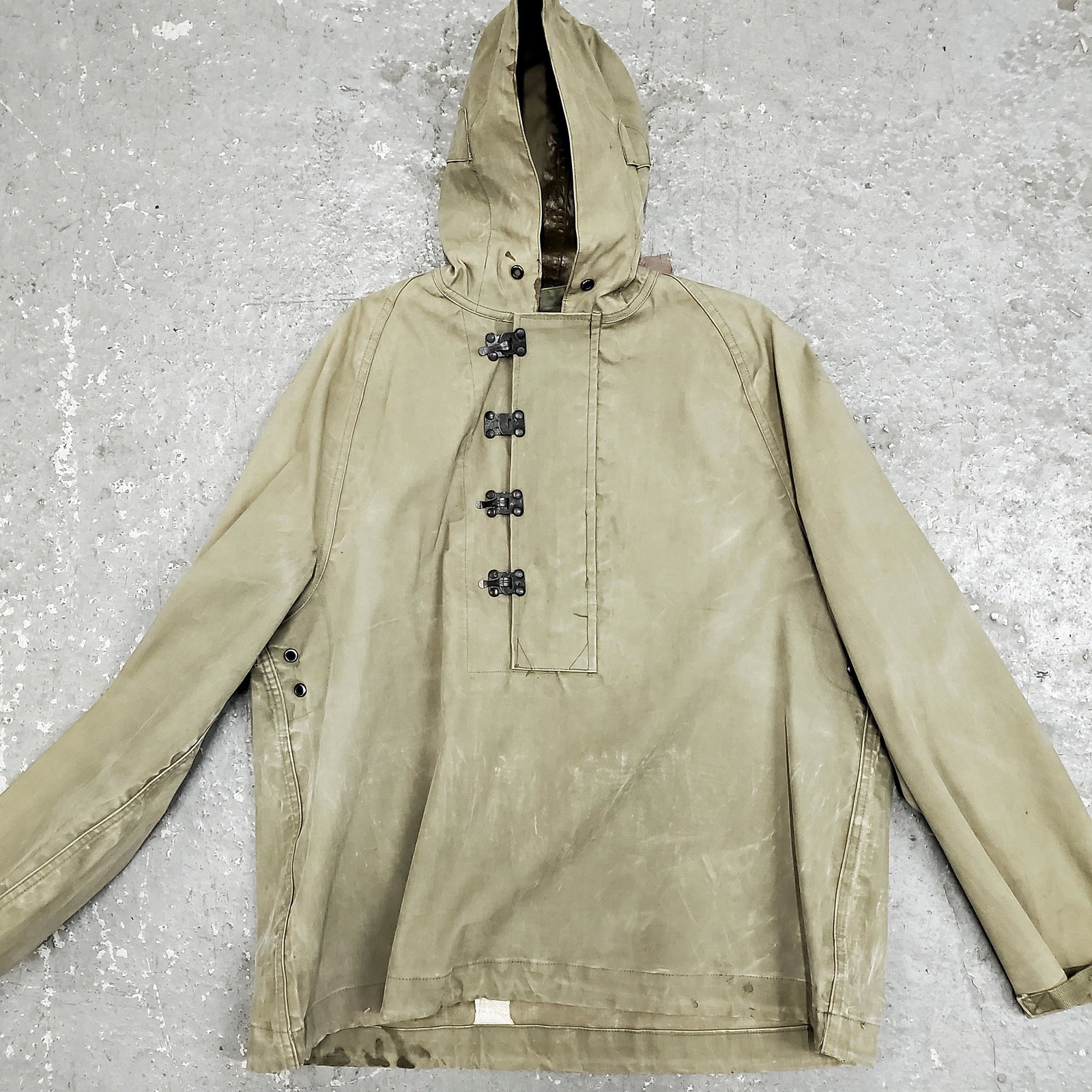 RARE Vintage 1950s US Navy Oil Cloth Clip Front Military Deck Jacket: Style #: V3PJCM24 Label: Not Available Manufactured: USA Fabric: Oil Cloth? Color: Olive Drab Condition: Good to Fair Used Vintage (Some Staining, Some Stiffness, One Broken Clip)br>Size: Small Chest: