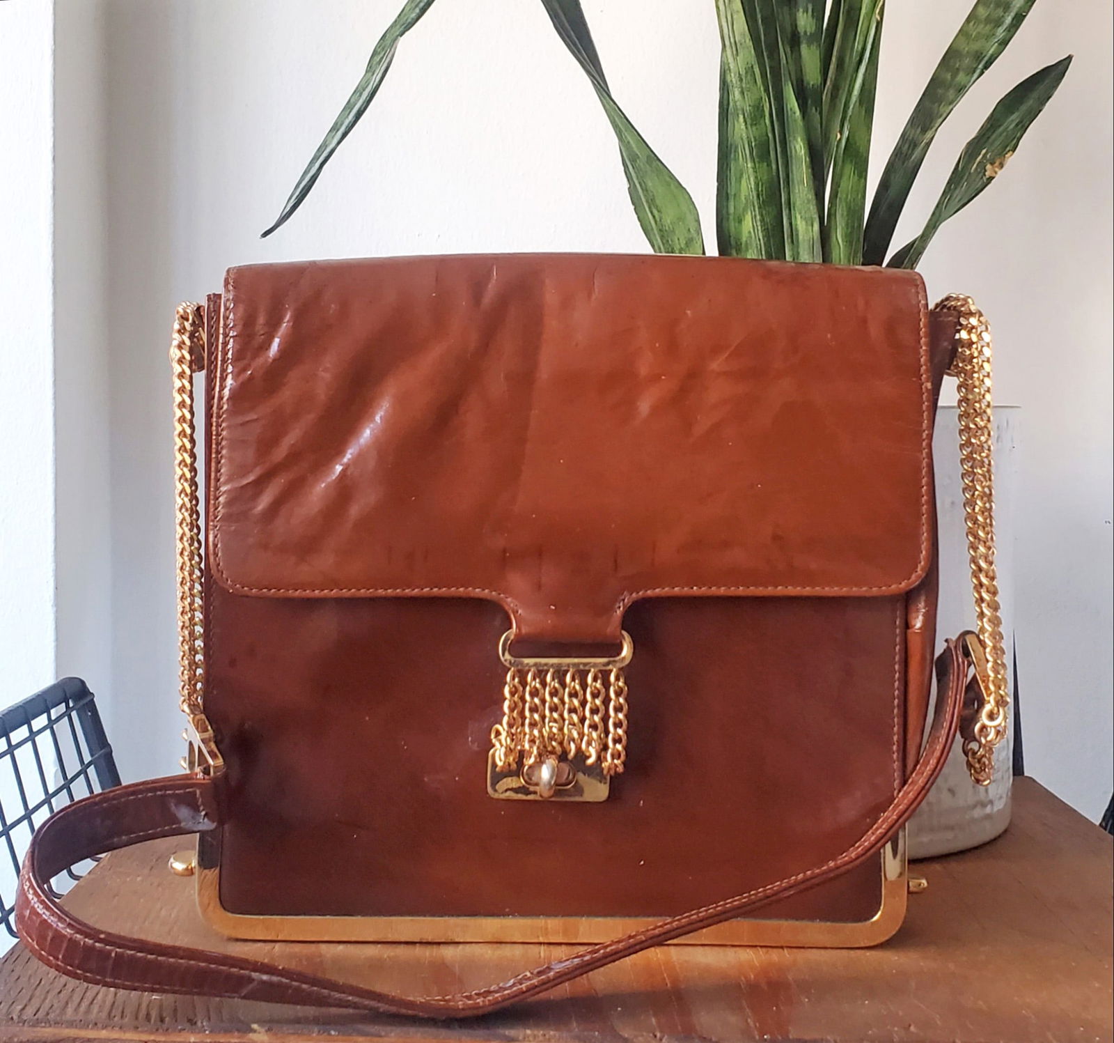 RARE Vintage 1970s Italian Multi Chain Twist Lock Convertible Hand to Shoulder Bag (Reserve $40): Style #: V3PBGW515 Label: Not Available Manufactured: Italy Material: Patent Leather Color: Tan Condition: Very Good Vintage (Appearing Unused Normal Wear from Normal Storage) Height: 8" Width: 8 1/4"