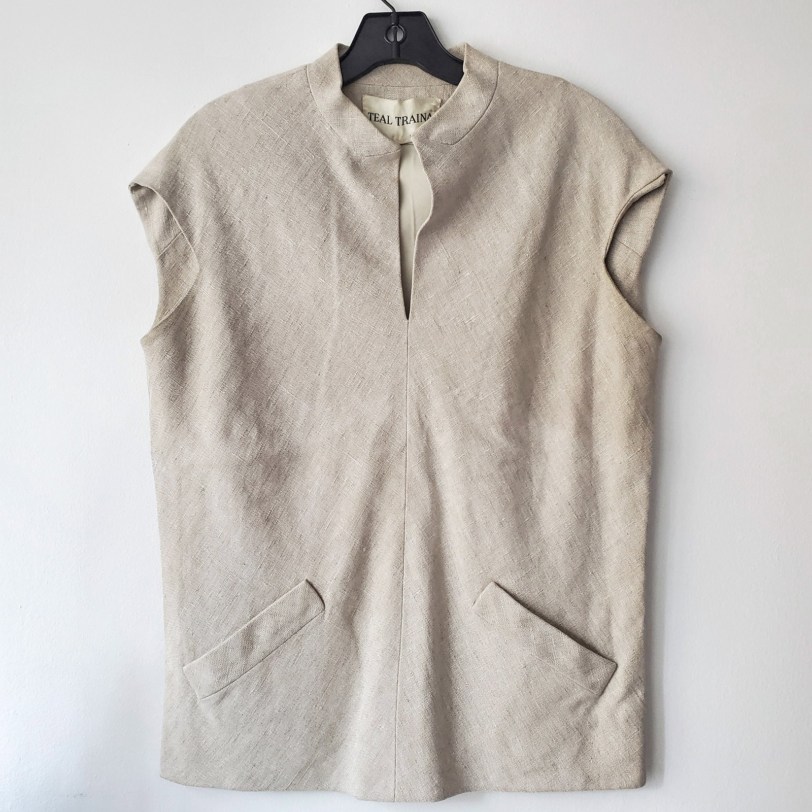 Vintage 1960s-70s Designer TEAL TRAINA Avant Garde Sless Shell Top (Reserve $40): Style #: V3PSKW1000 Label: TEAL TRAINA Manufactured: USA Fabric: Silk Lined Linen Color: Natural Condition: Excellent Vintage (Appearing Lightly Used) Size: Not Available (Appearing to be M-L) Bust: 2
